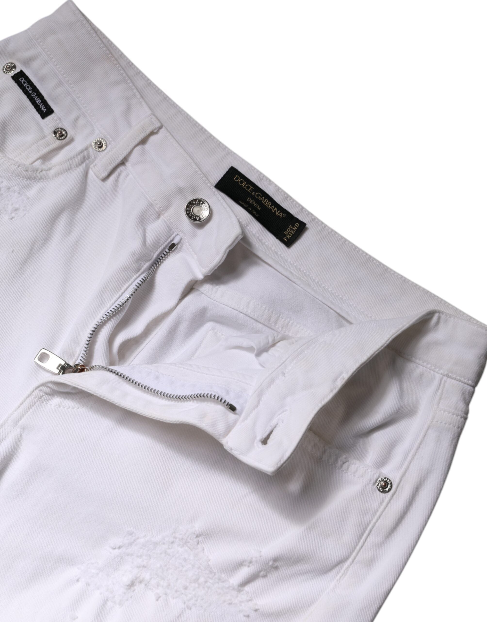 Jeans skinny en denim blanc à taille haute de Dolce & Gabbana, visibles avec leur coupe ajustée et détails modernes.