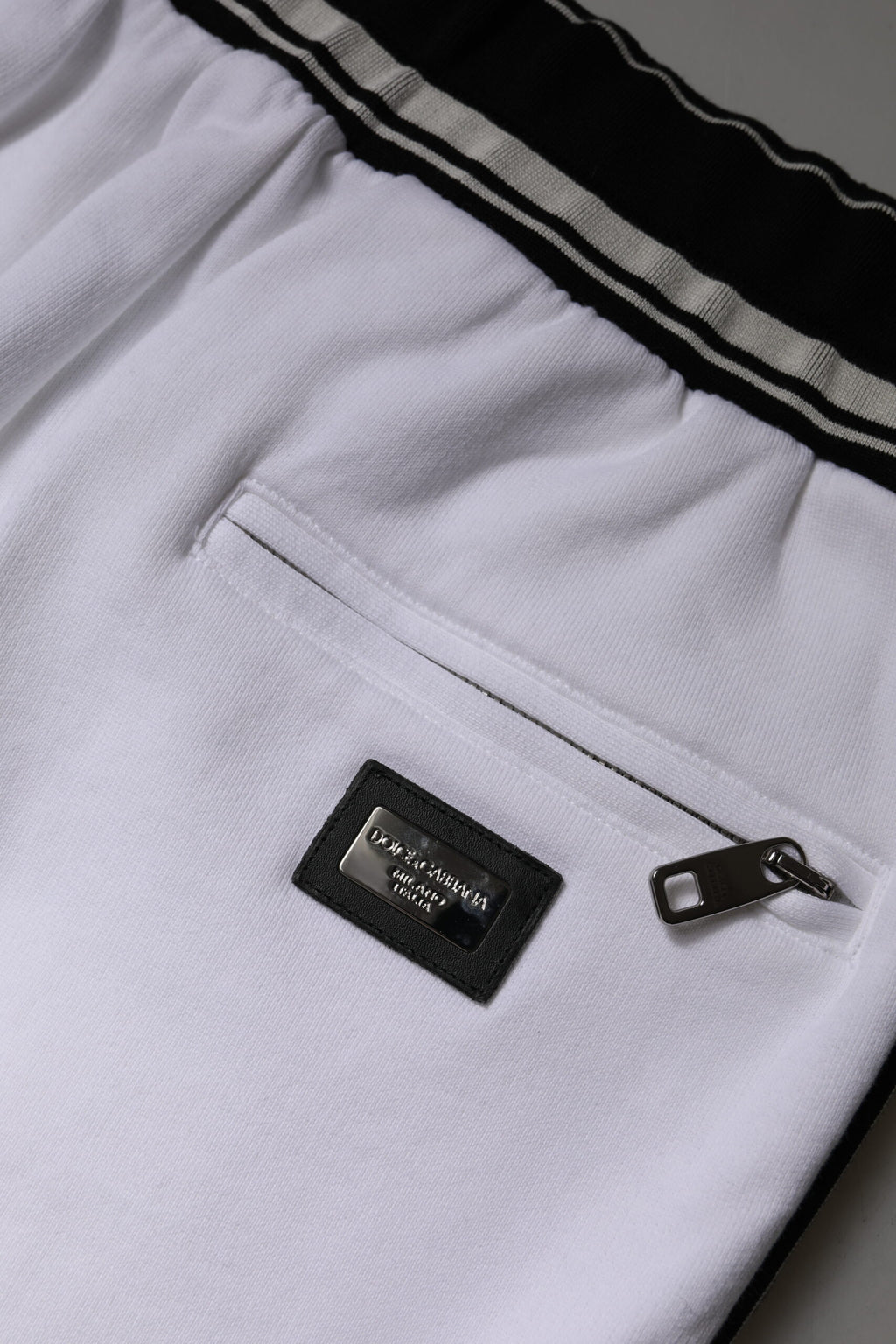 Pantalons jogger Dolce & Gabbana en coton blanc extensible, sweatpants décontractés avec ceinture élastique et poches latérales.