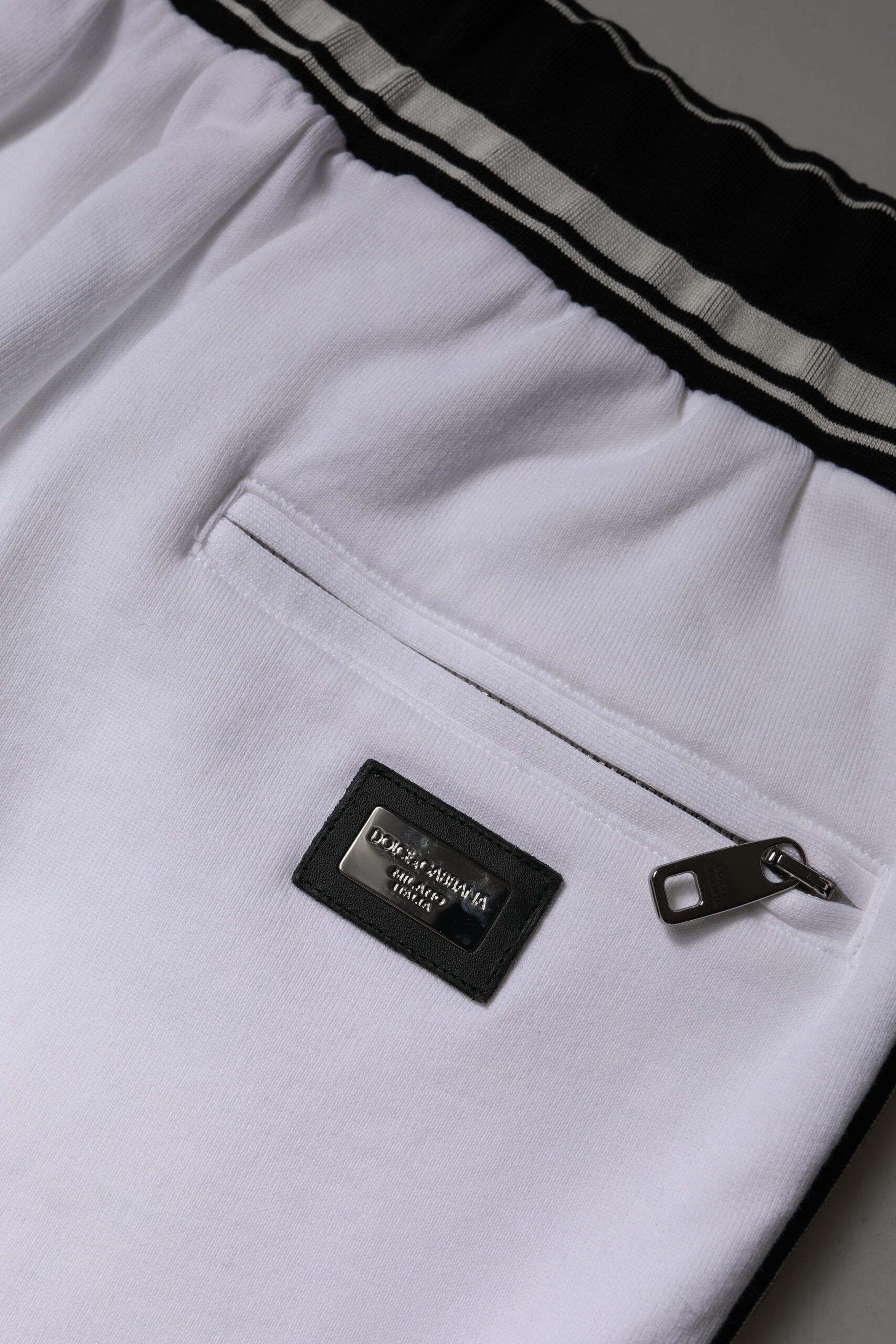 Pantalons jogger Dolce & Gabbana en coton blanc extensible, sweatpants décontractés avec ceinture élastique et poches latérales.