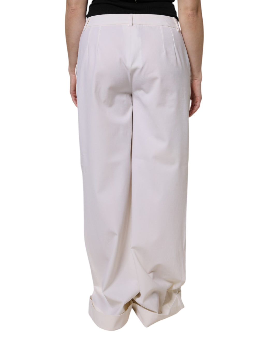 Pantalons en laine blanche Dolce & Gabbana, taille moyenne, coupe évasée et jambes larges, visibles en détail dans l'image.