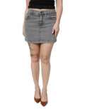 Jupe courte en denim gris Dolce & Gabbana, taille mi-haute, en coton stretch, vue de face sur mannequin.