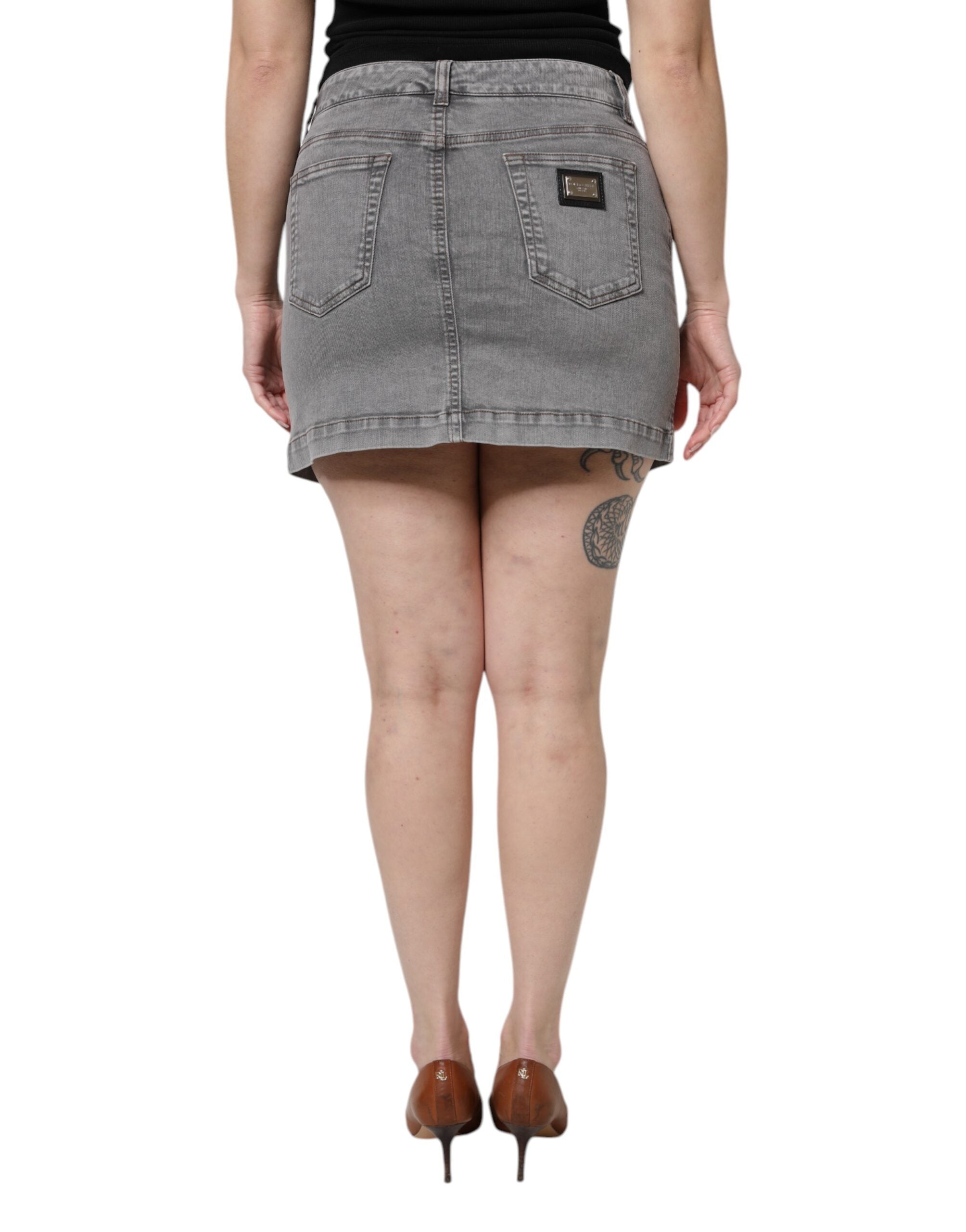 Jupe courte en denim gris Dolce & Gabbana, taille moyenne, en coton stretch, mode élégante et moderne pour femme.