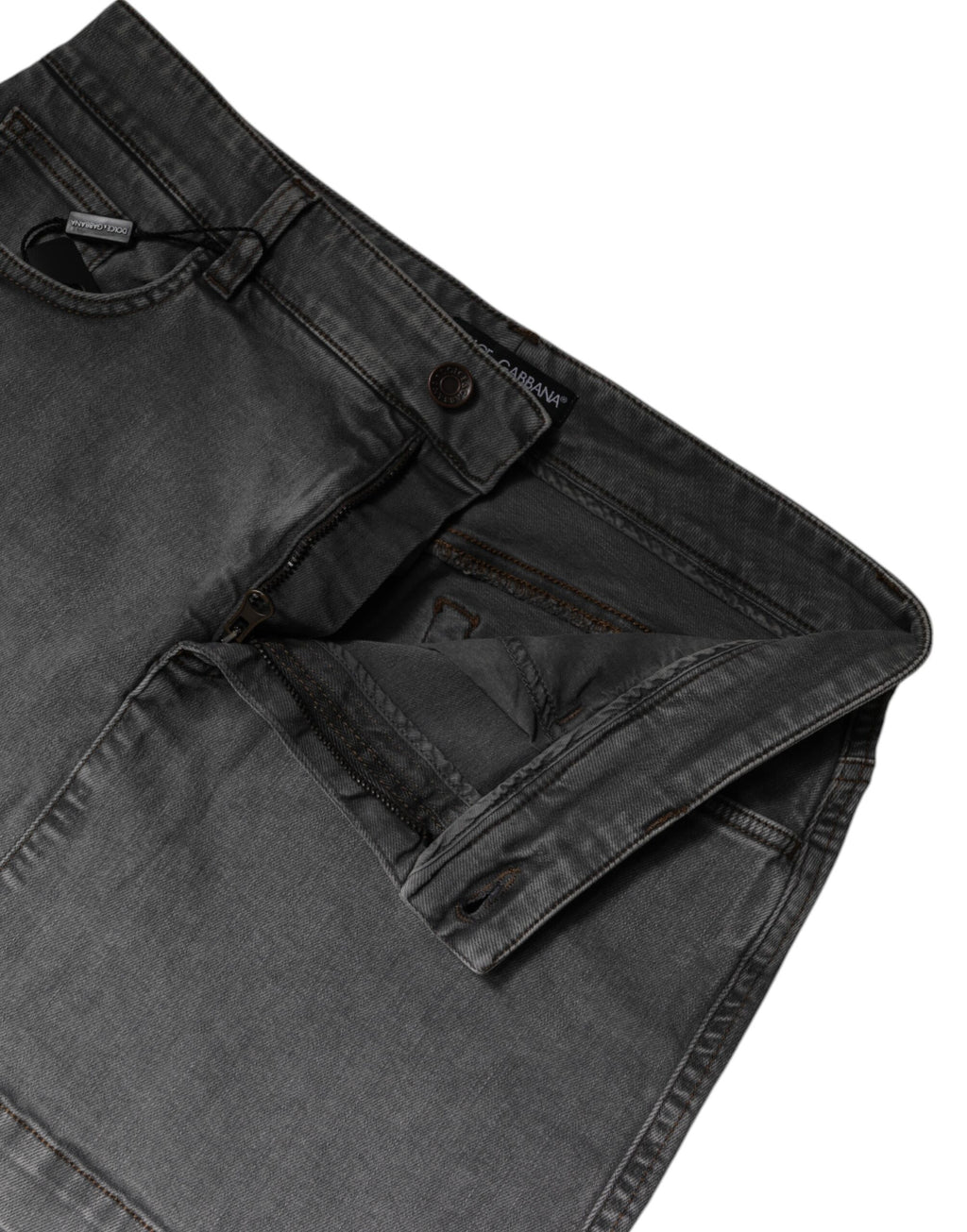 Jupe courte en denim gris Dolce & Gabbana, taille mi-haute, en coton stretch, portée avec un style décontracté et élégant.