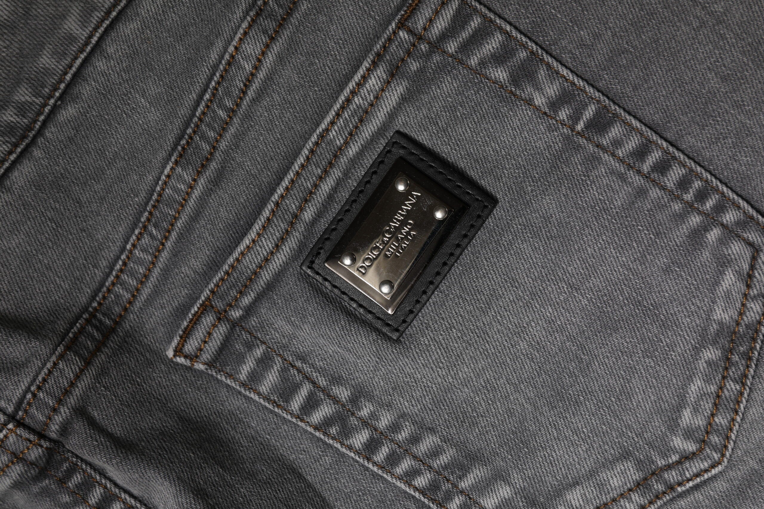 Jupe courte en denim gris Dolce & Gabbana, taille mi-haute, en coton stretch, vue de face.