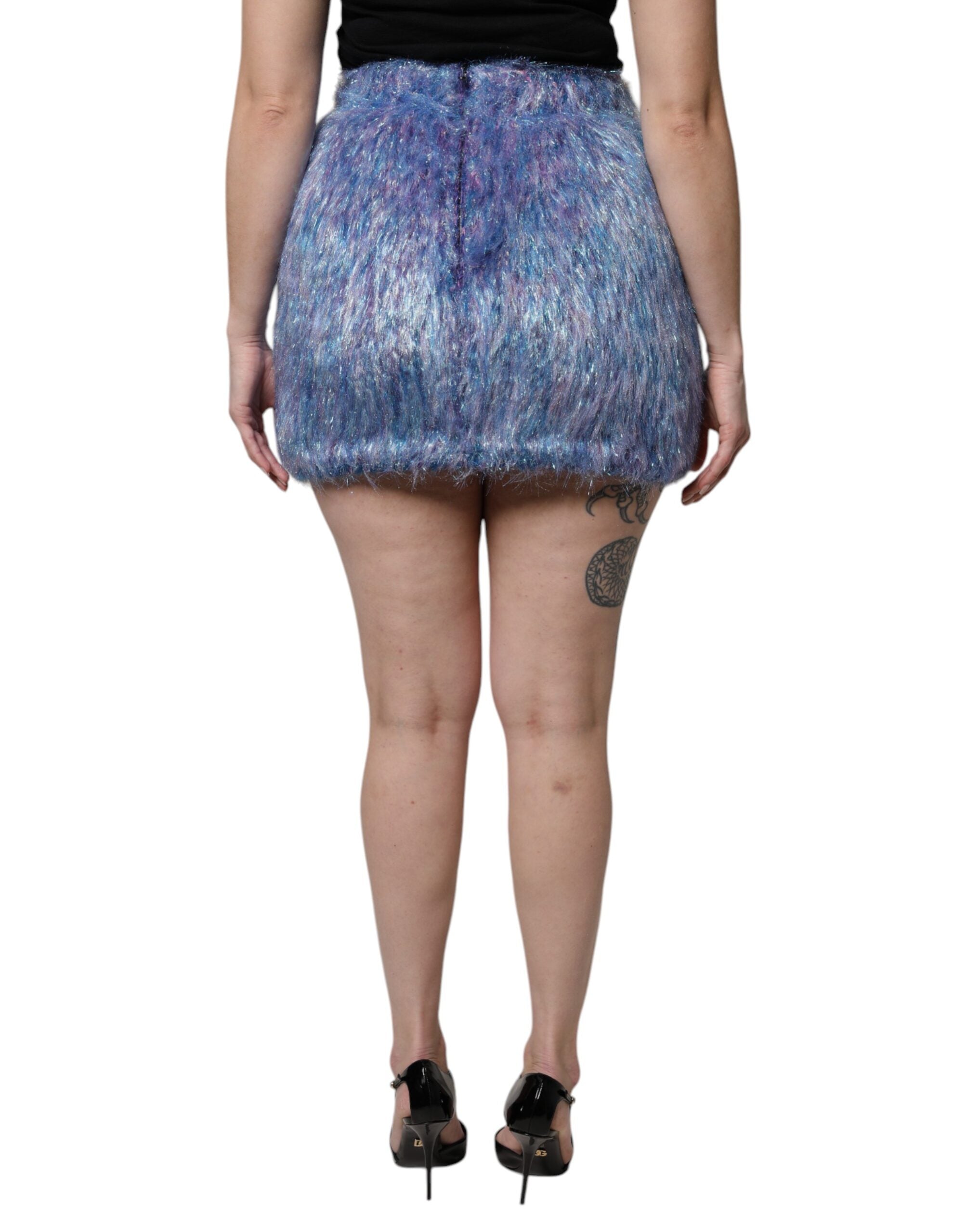 Jupe courte en peluche multicolore à taille haute de Dolce & Gabbana, mode élégante et tendance pour femmes.