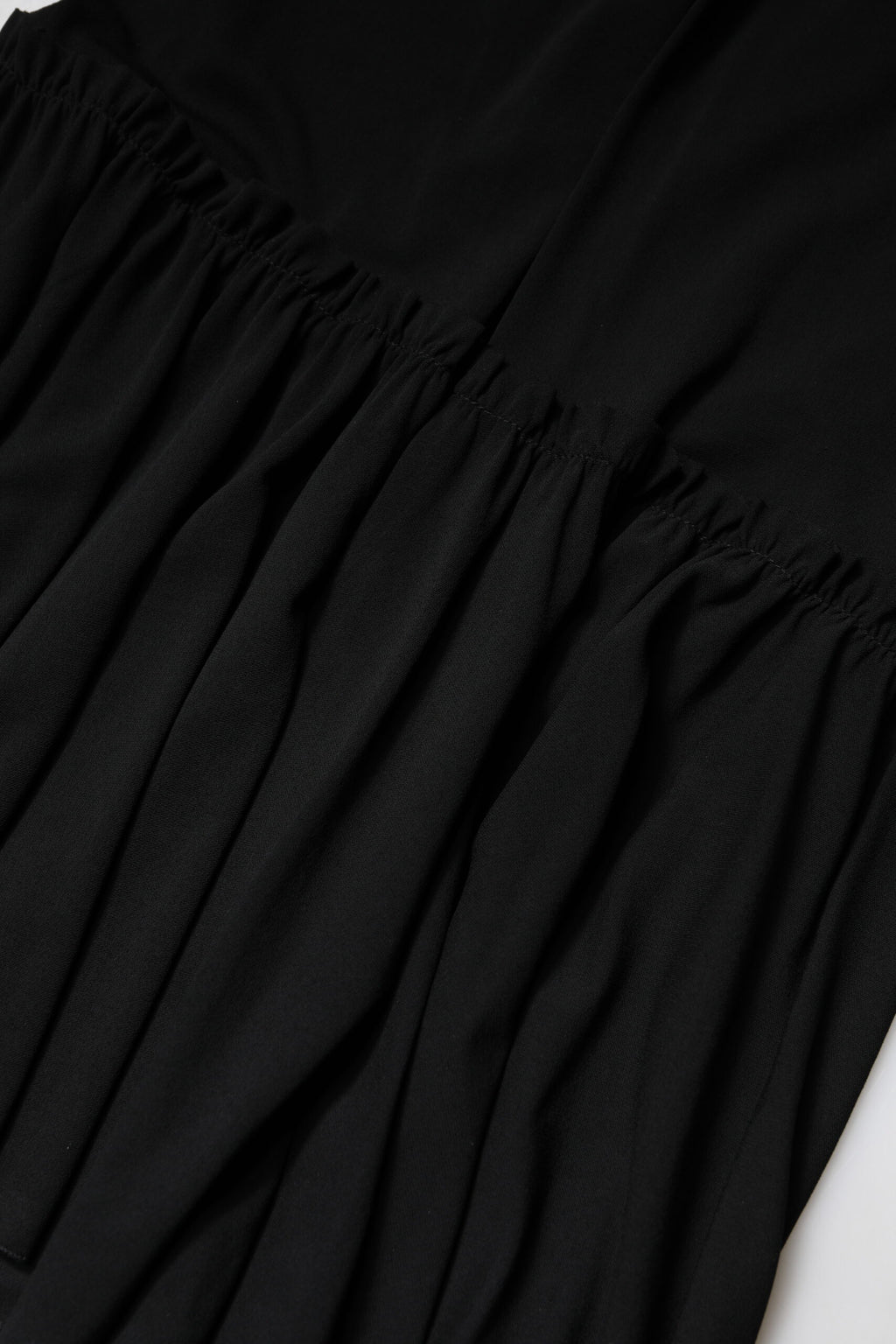 Jupe midi noire en coupe sirène à taille haute de Dolce & Gabbana, tissu élégant et ajusté, vue de face.