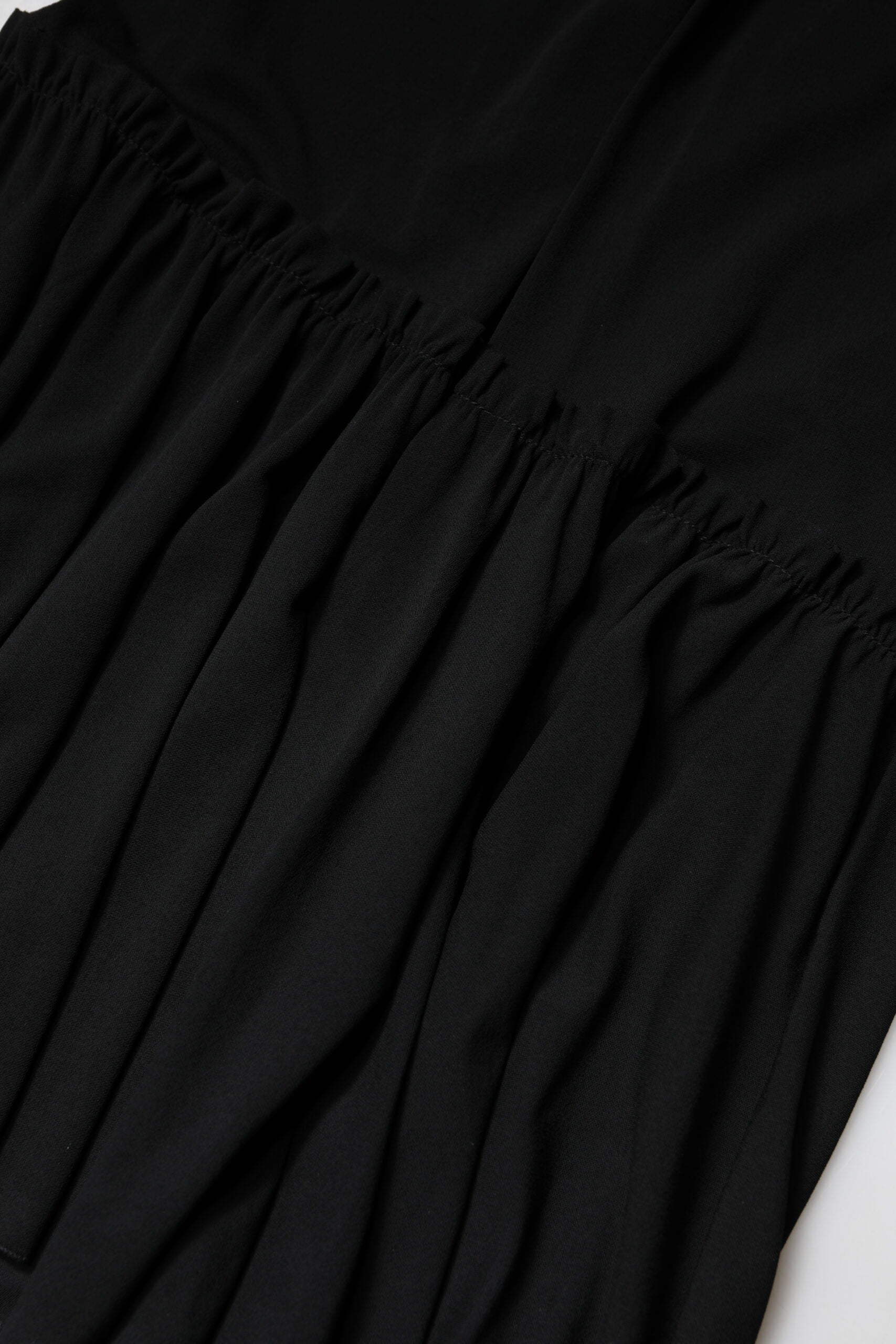 Jupe midi noire en coupe sirène à taille haute de Dolce & Gabbana, tissu élégant et ajusté, vue de face.
