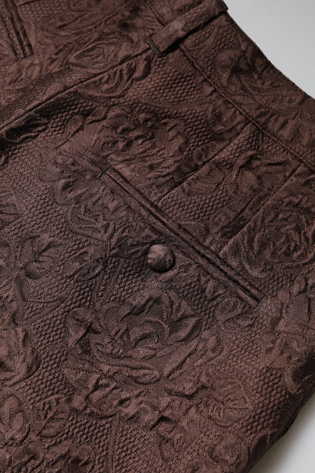 Mini short en brocart floral marron de Dolce & Gabbana, taille moyenne, avec détails élégants et finition raffinée.