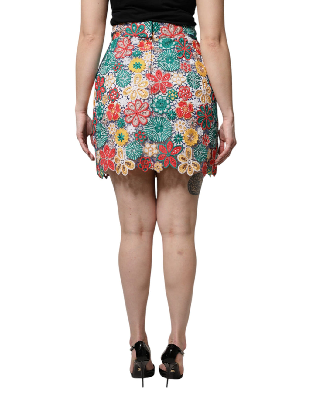 Jupe courte en dentelle florale multicolore Dolce & Gabbana à taille haute, motif élégant et féminin.