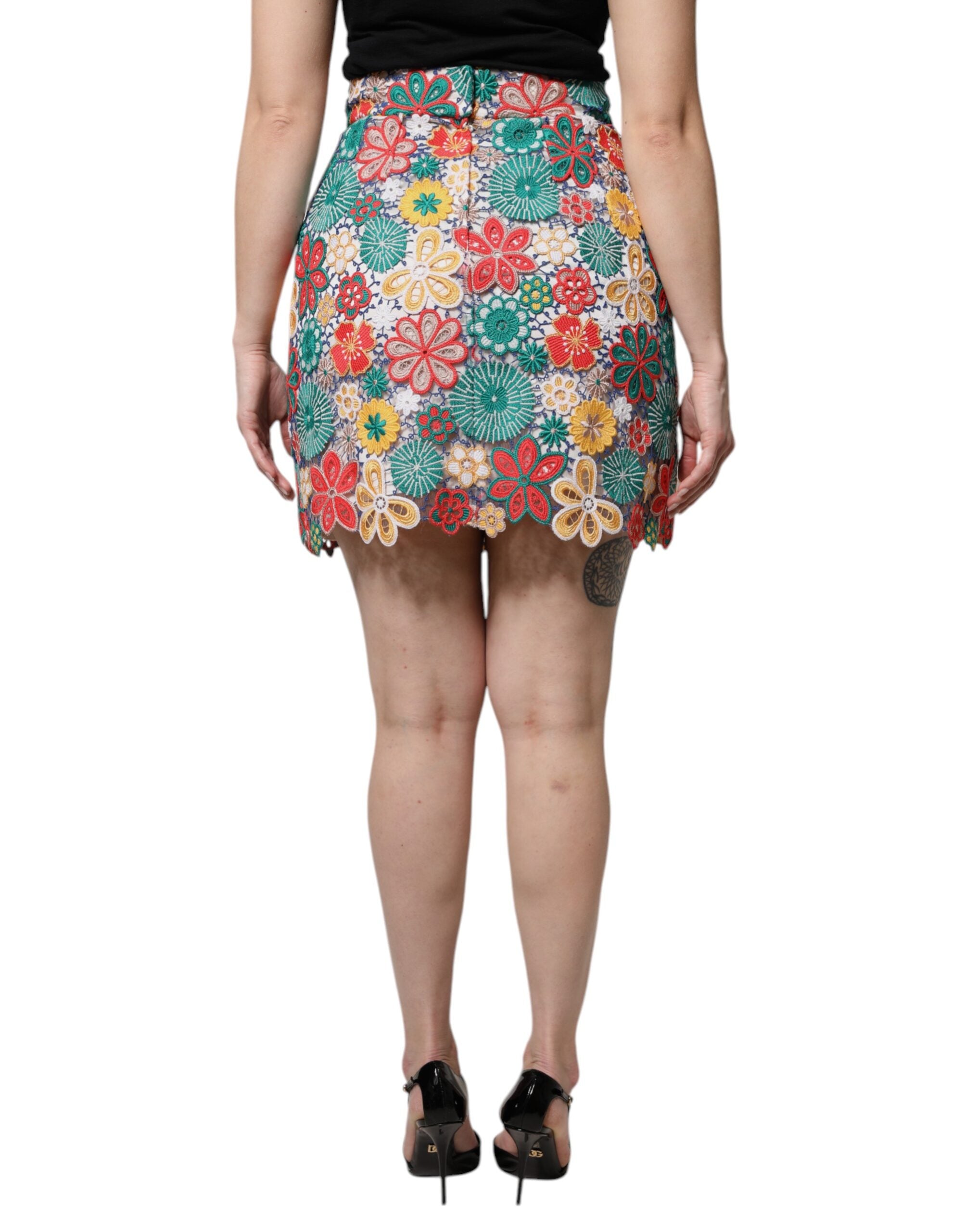 Jupe courte en dentelle florale multicolore Dolce & Gabbana à taille haute, motif élégant et féminin.