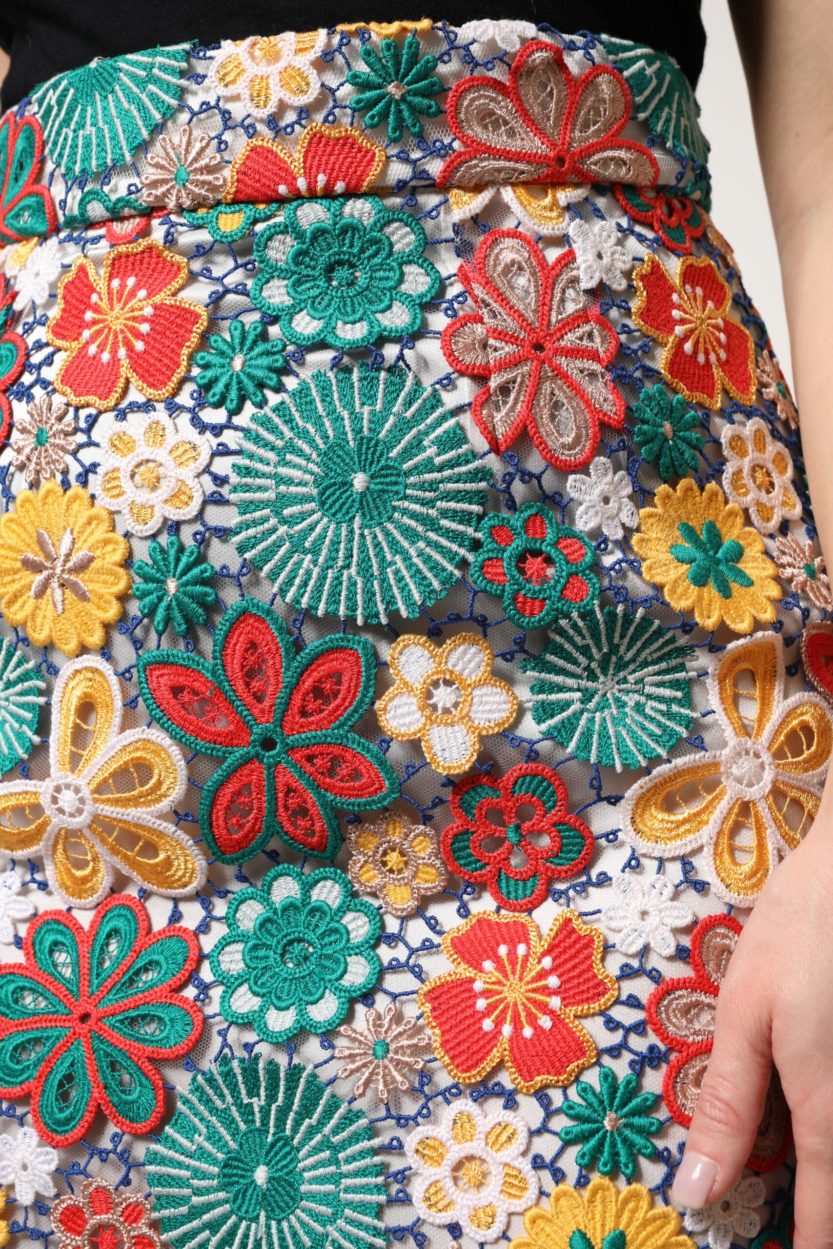 Jupe courte Dolce & Gabbana à taille haute avec motif floral multicolore en dentelle, élégante et féminine.