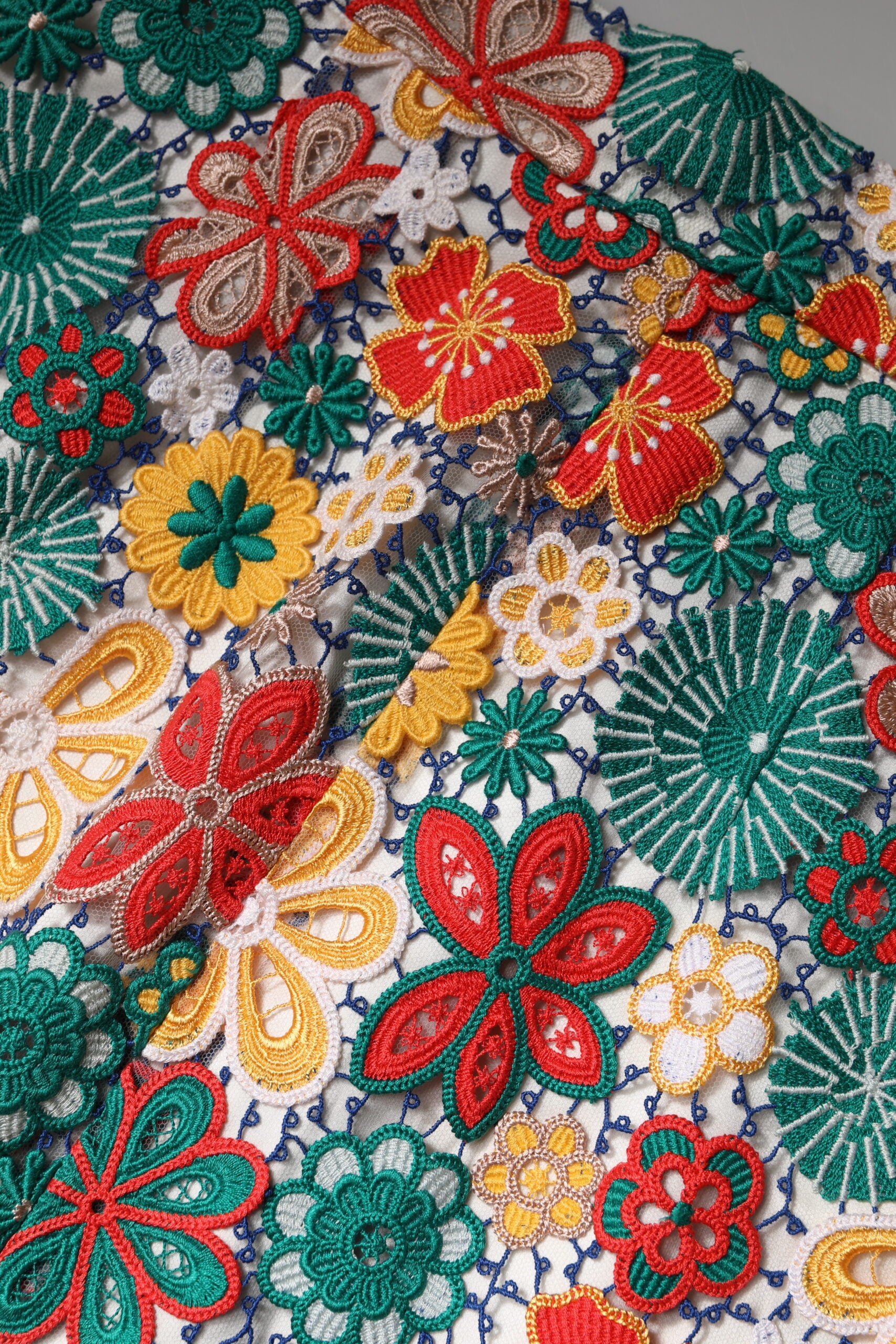 Jupe courte en dentelle florale multicolore à taille haute de Dolce & Gabbana, élégante et féminine.