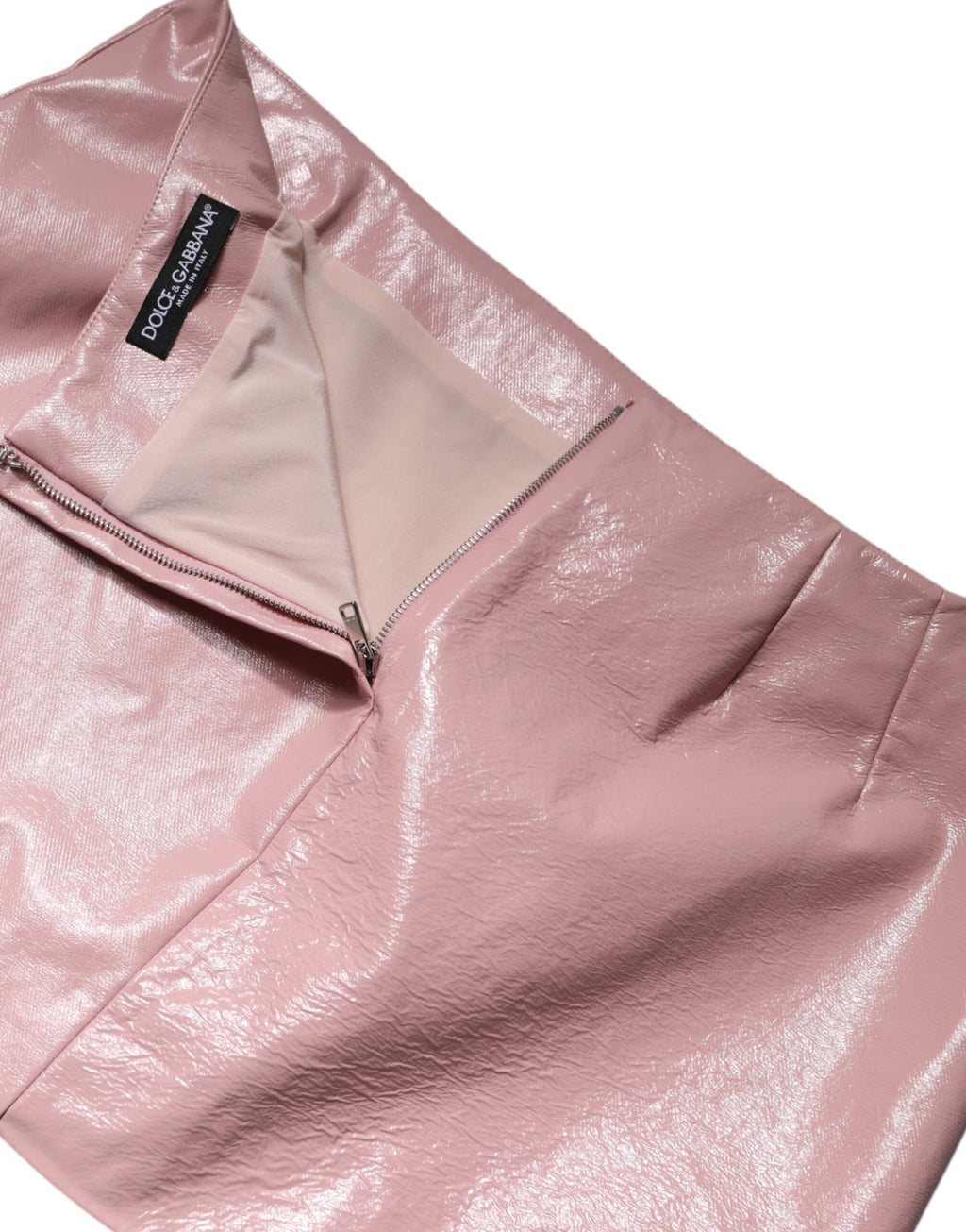 Jupe courte en coton rose brillant à taille haute de Dolce & Gabbana, vue de face, mettant en valeur le style élégant et moderne.