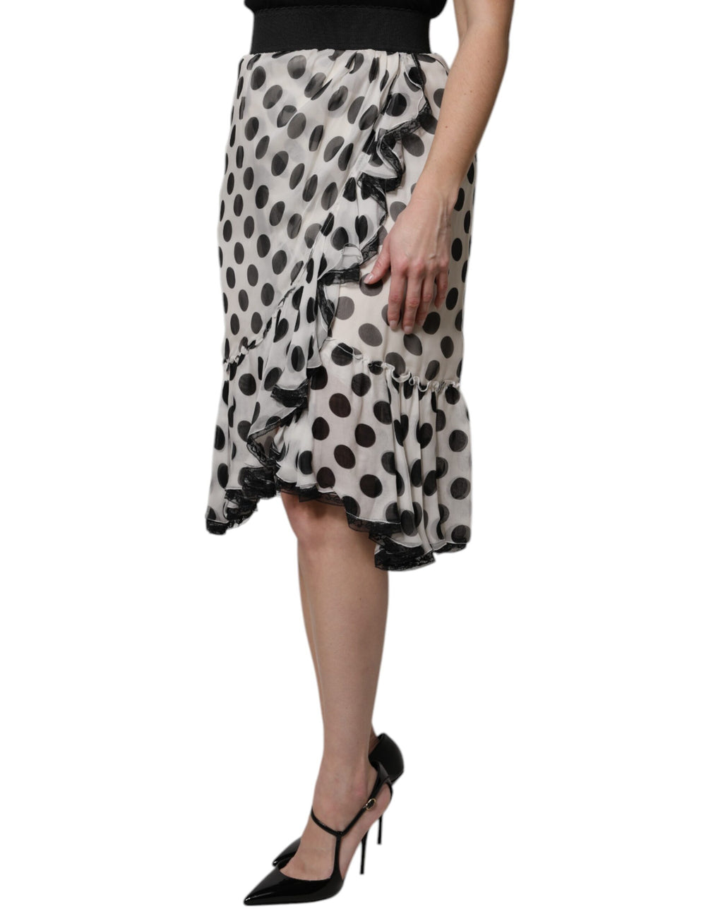Jupe longue au genou Dolce & Gabbana à pois blancs et noirs, style élégant et classique.