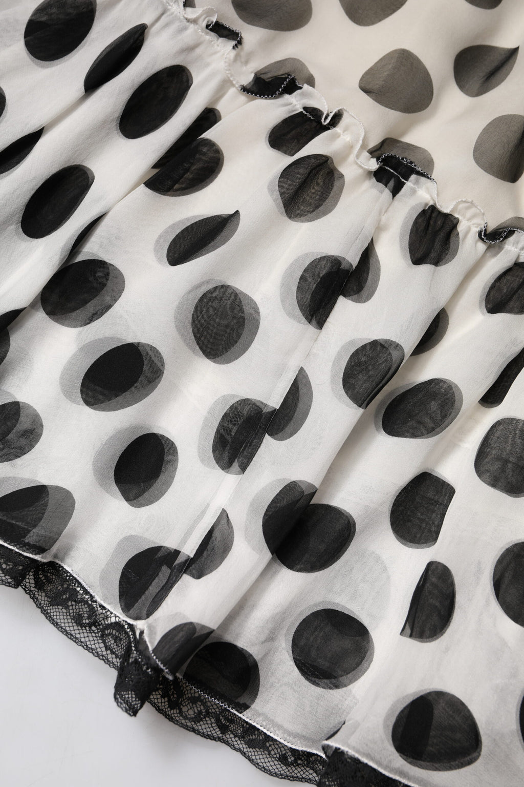 Jupe longue Dolce & Gabbana à pois noirs et blancs, longueur genou, en tissu léger.