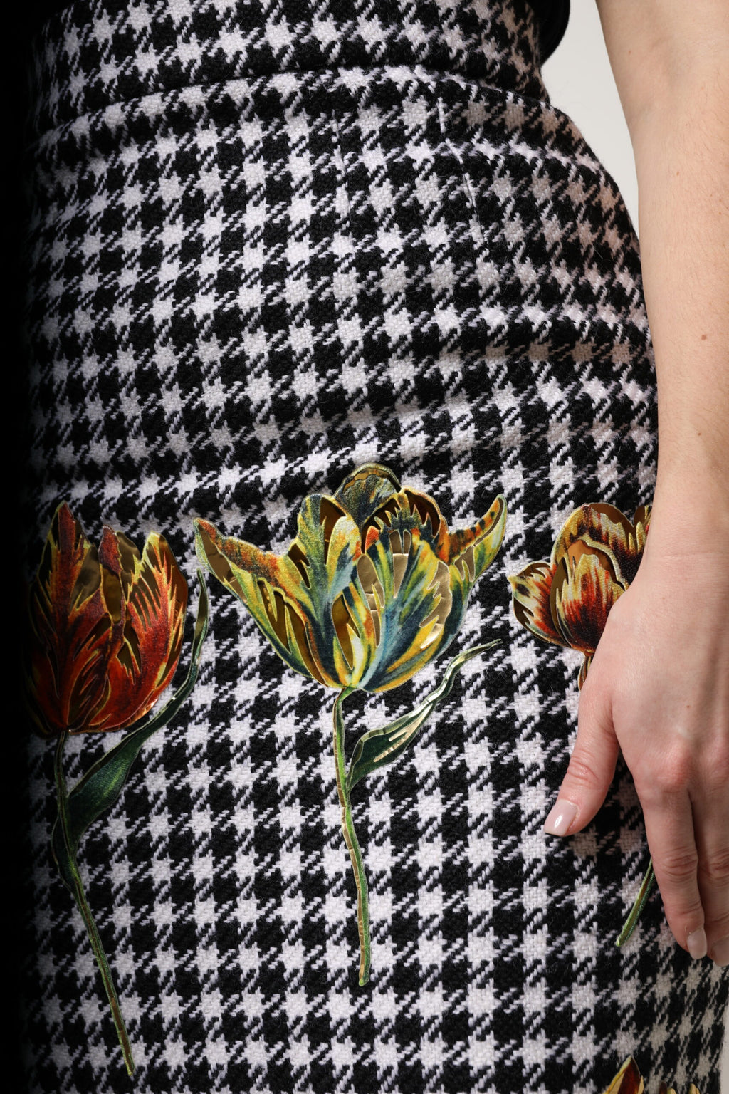 Jupe crayon Dolce & Gabbana à taille haute avec imprimé floral multicolore, tissu élégant et coupe flatteuse.