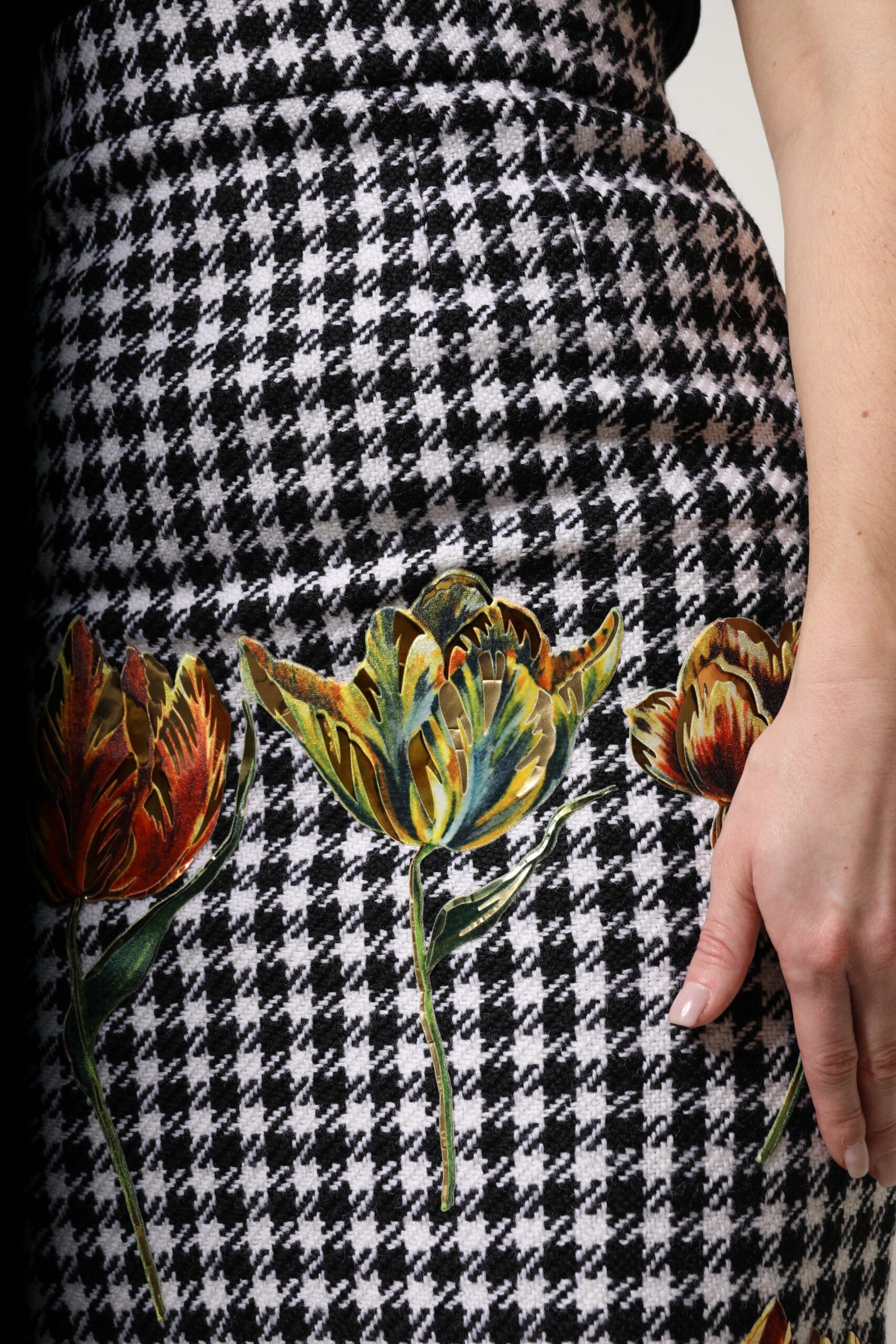 Jupe crayon Dolce & Gabbana à taille haute avec imprimé floral multicolore, tissu élégant et coupe flatteuse.