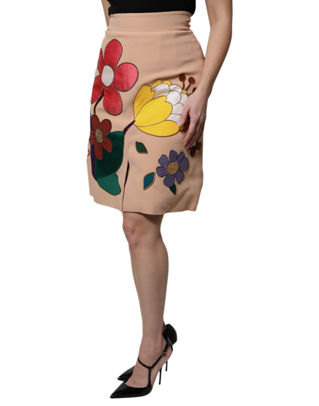 Jupe beige à fleurs Dolce & Gabbana, taille haute et coupe crayon, en tissu élégant visible sur l'image.
