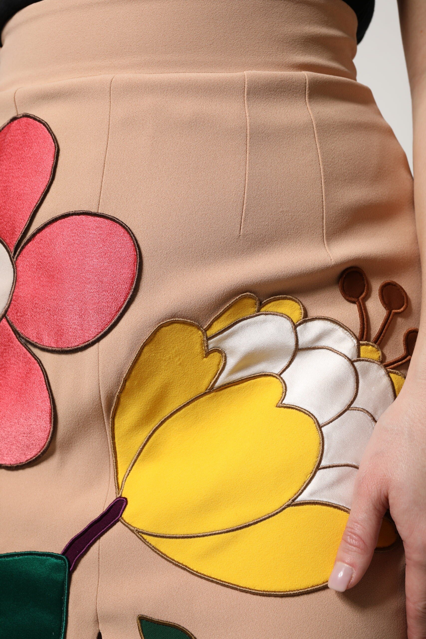 Jupe portefeuille beige à fleurs Dolce & Gabbana, taille haute, coupe pince élégante, tissu fluide et motifs floraux sophistiqués.