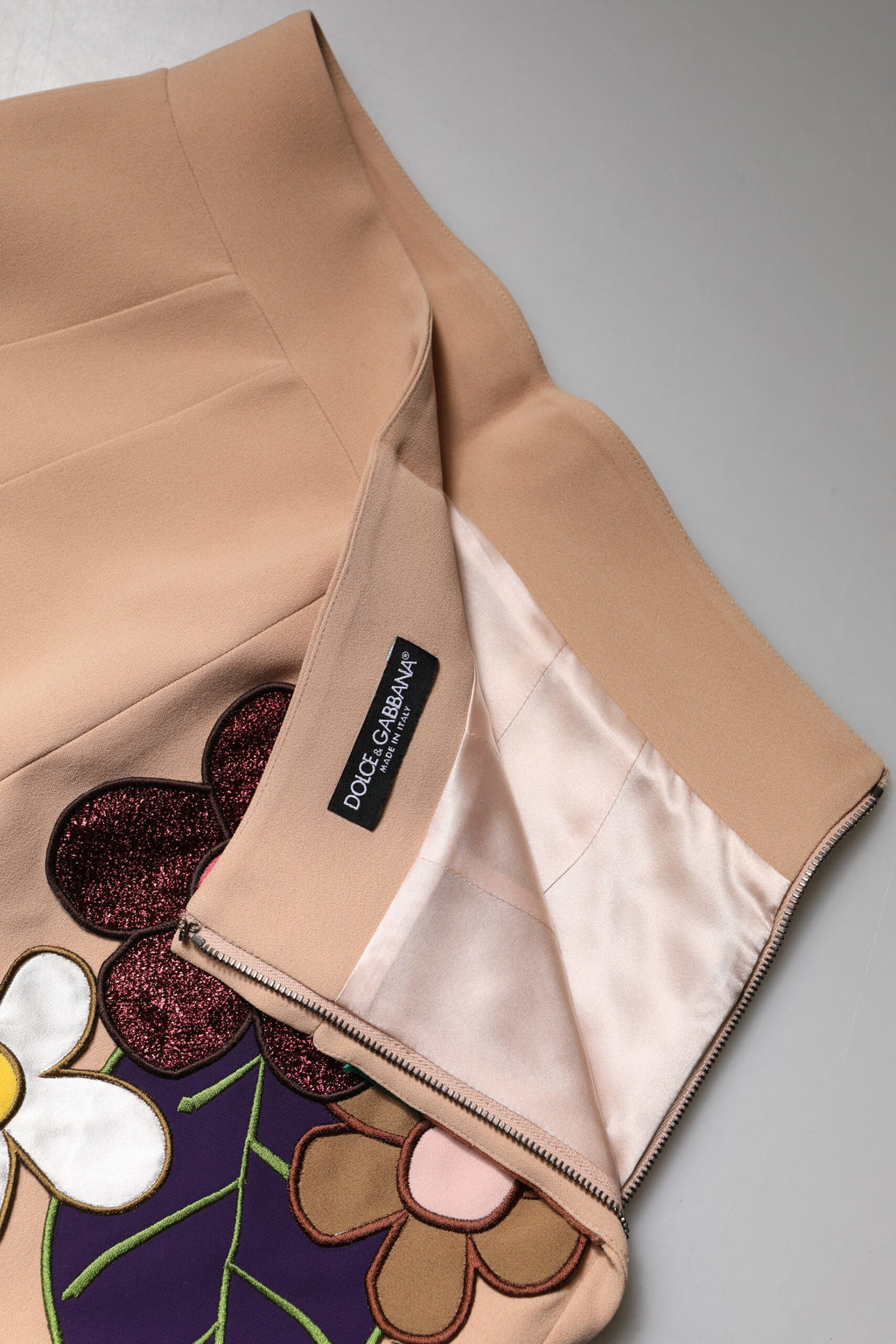 Jupe droite beige à fleurs à taille haute de Dolce & Gabbana, coupe pencil, en tissu élégant et tendance.