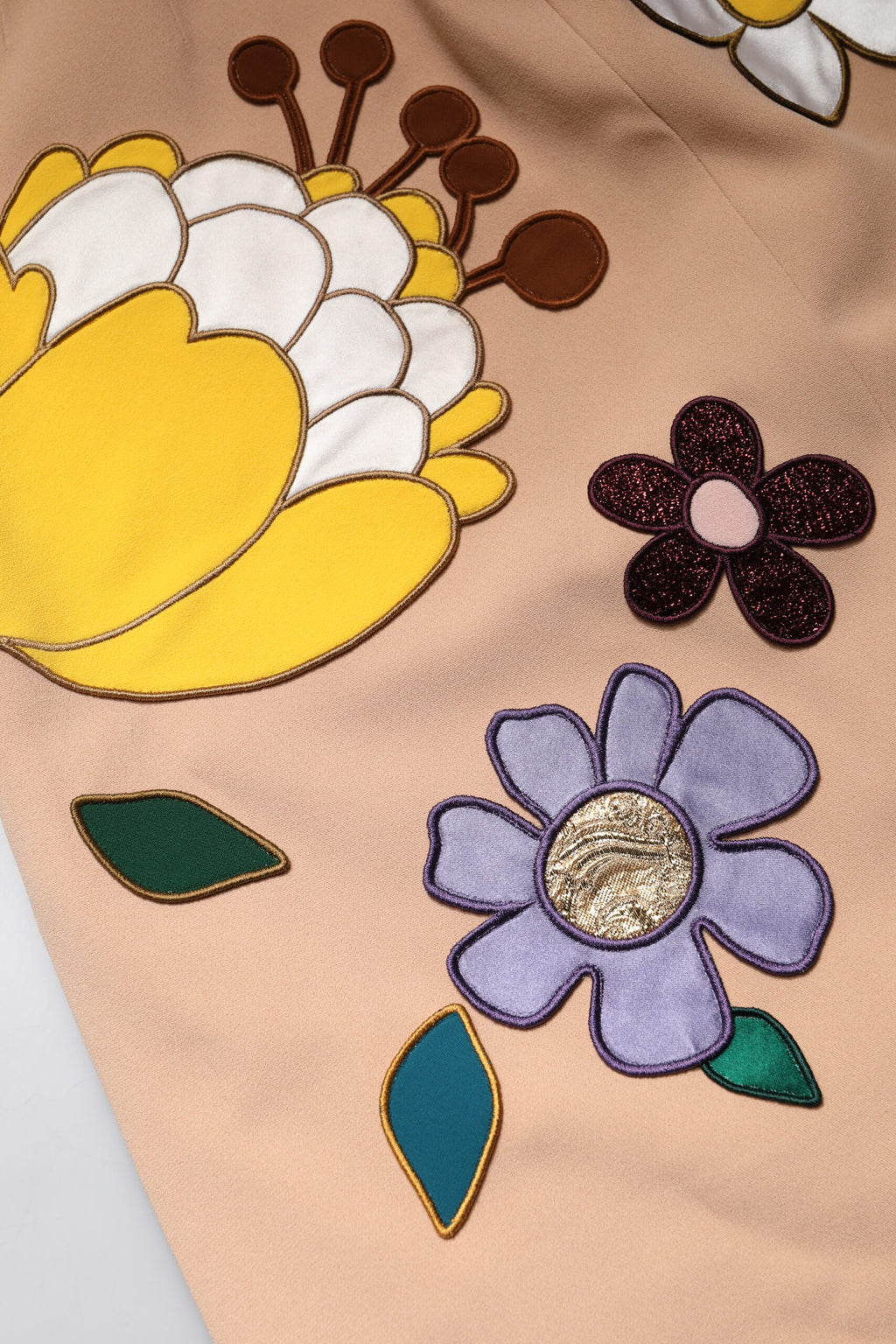 Jupe crayon beige à fleurs à taille haute de Dolce & Gabbana, en tissu élégant avec motif floral.
