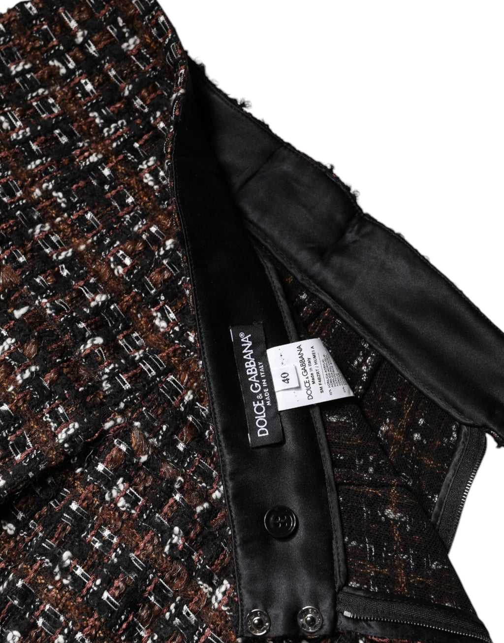 Jupe courte Dolce & Gabbana en tweed tartan multicolore à taille haute, mode élégante et tendance.