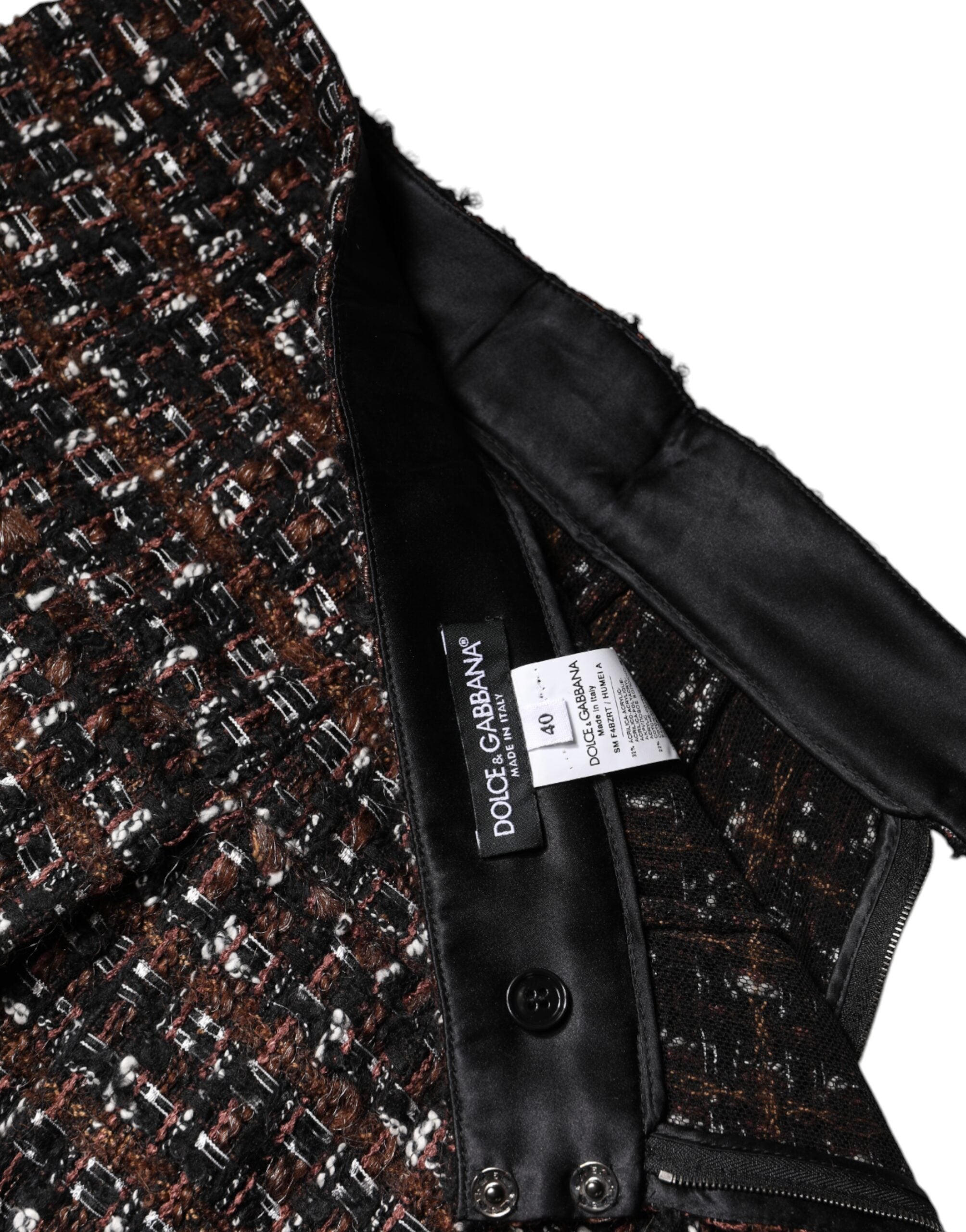 Jupe courte Dolce & Gabbana en tweed tartan multicolore à taille haute, mode élégante et tendance.