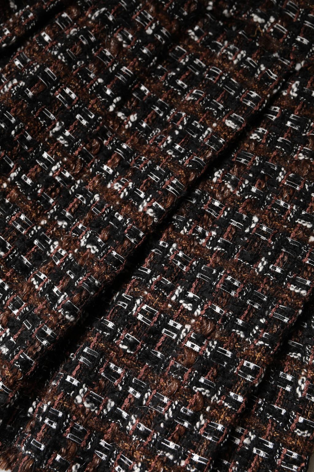 Jupe courte en tweed tartan multicolore à taille haute de Dolce & Gabbana, vue de face.