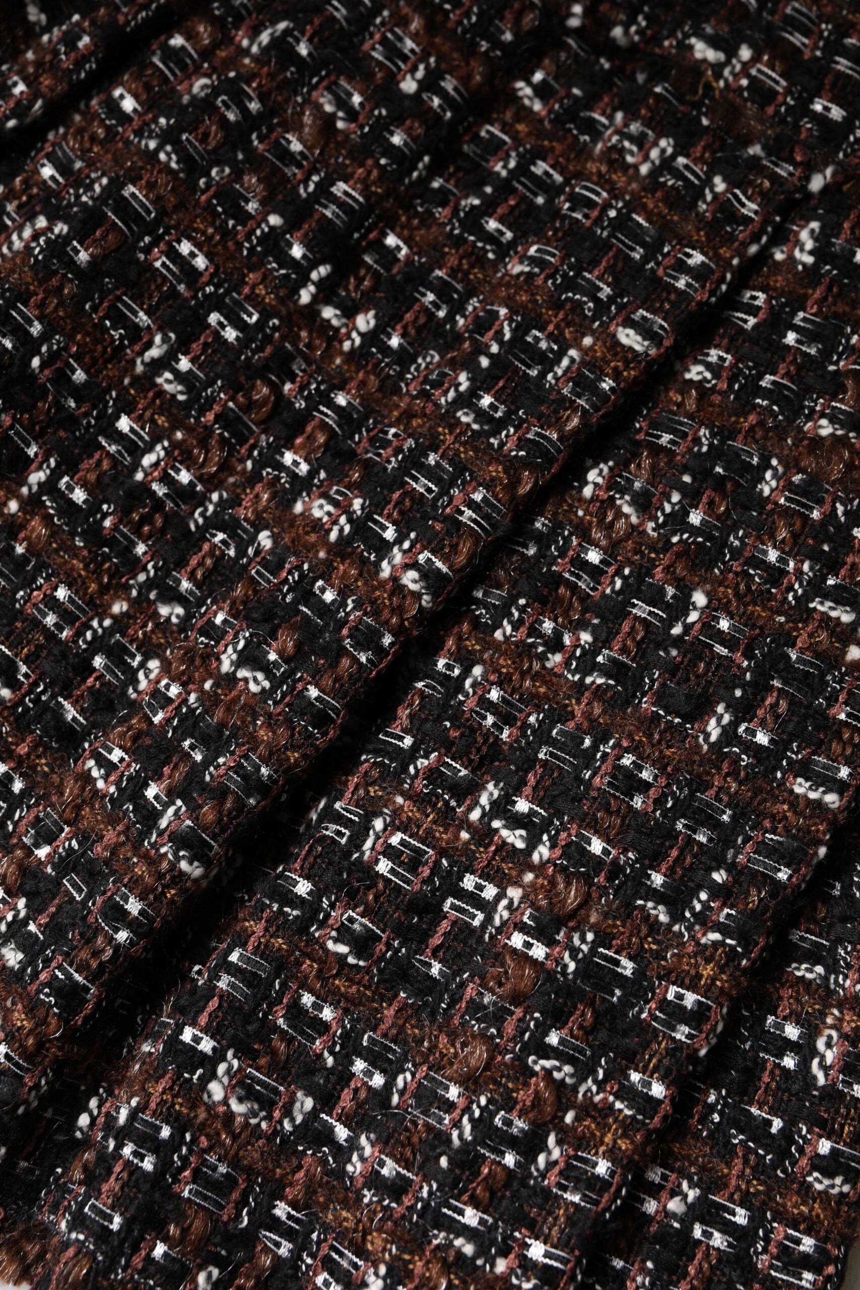 Jupe courte en tweed tartan multicolore à taille haute de Dolce & Gabbana, vue de face.