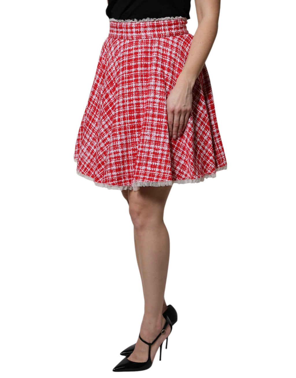 Jupe rouge et blanche à taille haute, coupe évasée au-dessus du genou, par Dolce & Gabbana, en tissu léger et élégant.