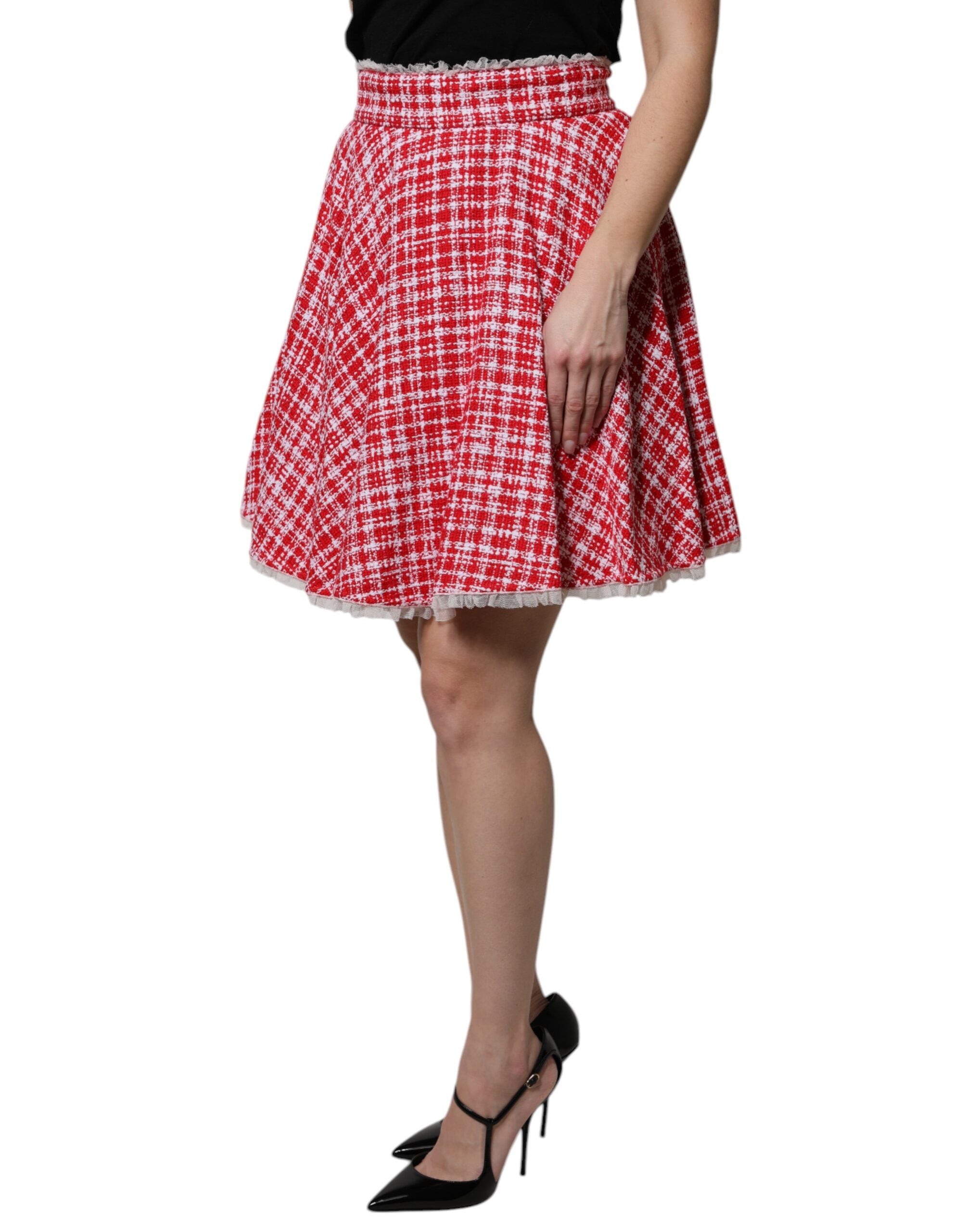 Jupe rouge et blanche à taille haute, coupe évasée au-dessus du genou, par Dolce & Gabbana, en tissu léger et élégant.