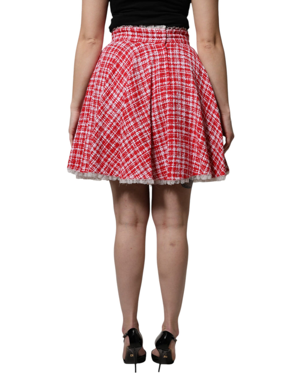 Jupe à taille haute rouge et blanche Dolce & Gabbana, coupe évasée au-dessus du genou, en tissu léger et élégant.