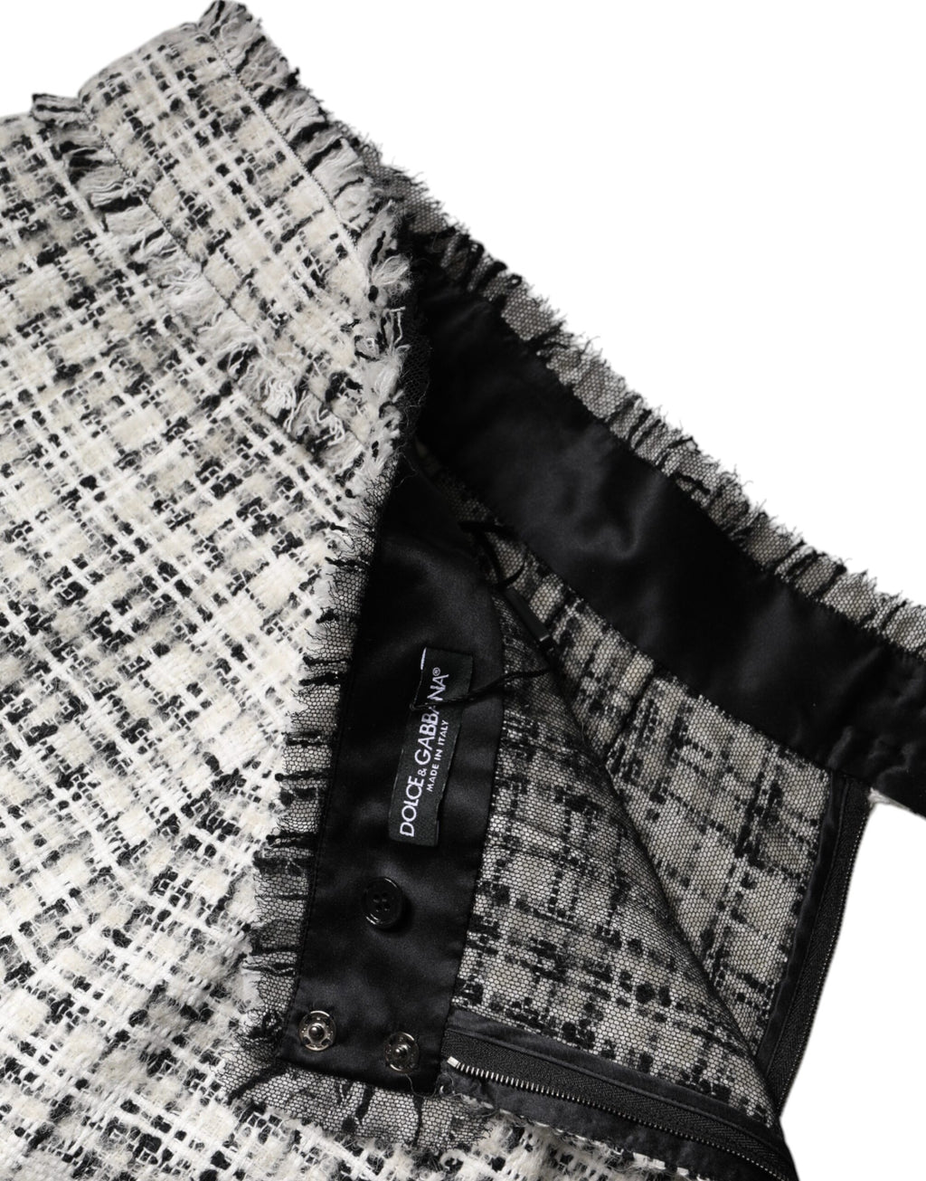 Jupe courte en tweed tartan noir et blanc, taille haute, de la marque Dolce & Gabbana, pour un look élégant et tendance
