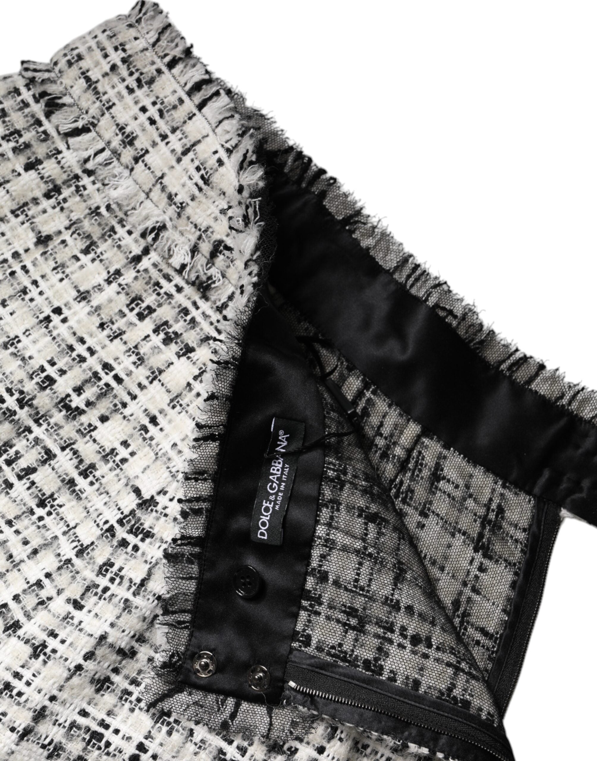 Jupe courte en tweed tartan noir et blanc, taille haute, de la marque Dolce & Gabbana, pour un look élégant et tendance