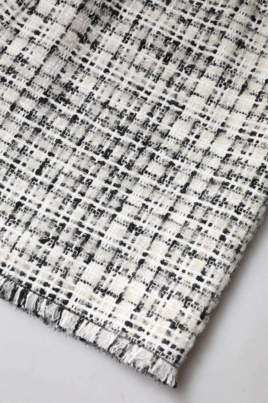 Jupe courte à taille haute Dolce & Gabbana en tweed tartan blanc et noir, style élégant et tendance.