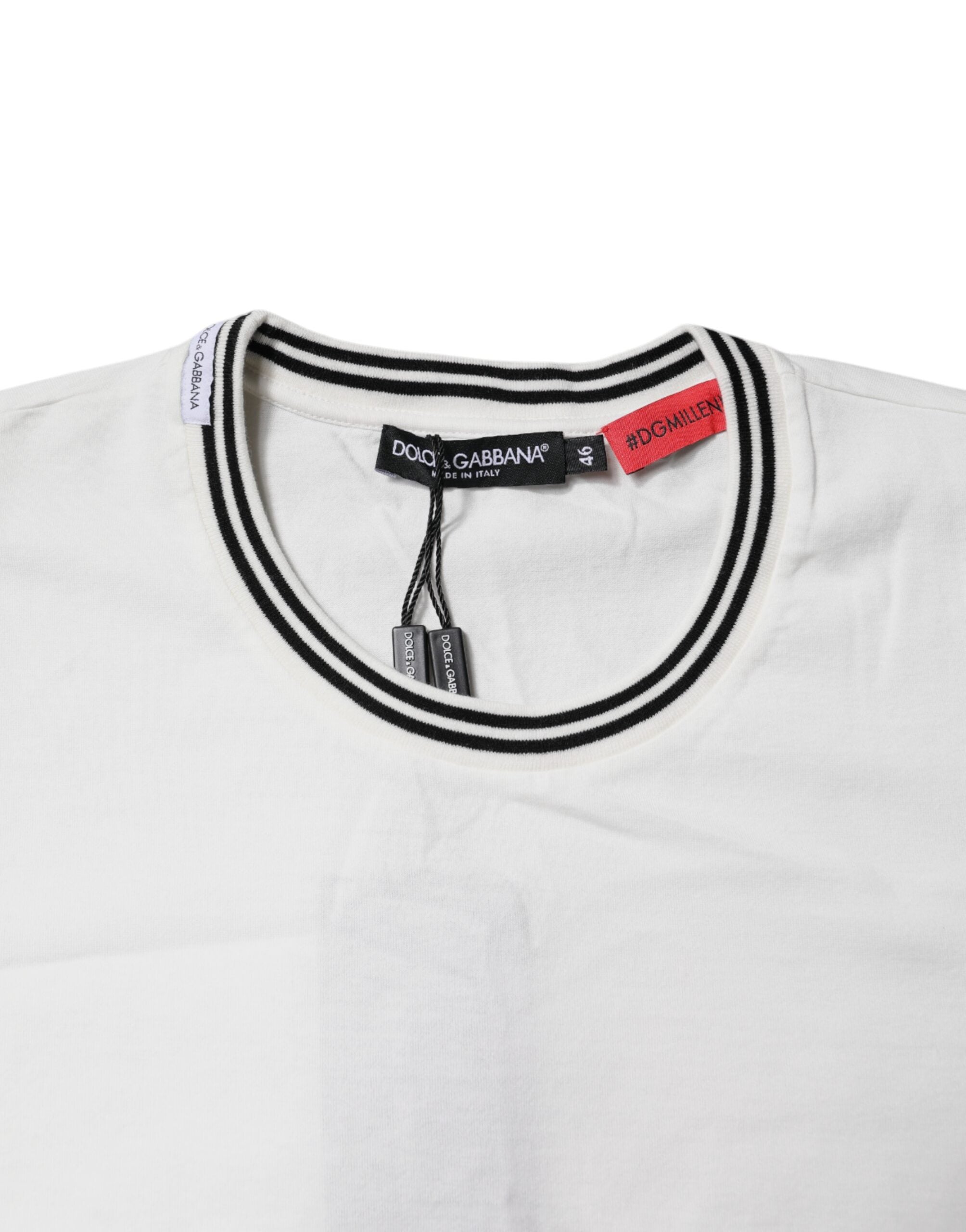 T-shirt blanc en coton Dolce & Gabbana #DGMillennials avec col rond, vue de face sur un modèle.