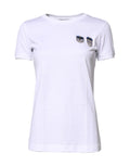 T-shirt blanc Dolce & Gabbana en coton avec col rond, logo #DGFamily visible, porté sur mannequin.