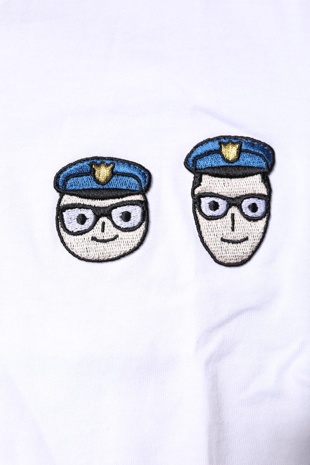 T-shirt blanc Dolce & Gabbana #DGFamily en coton avec col rond, vue en gros plan.