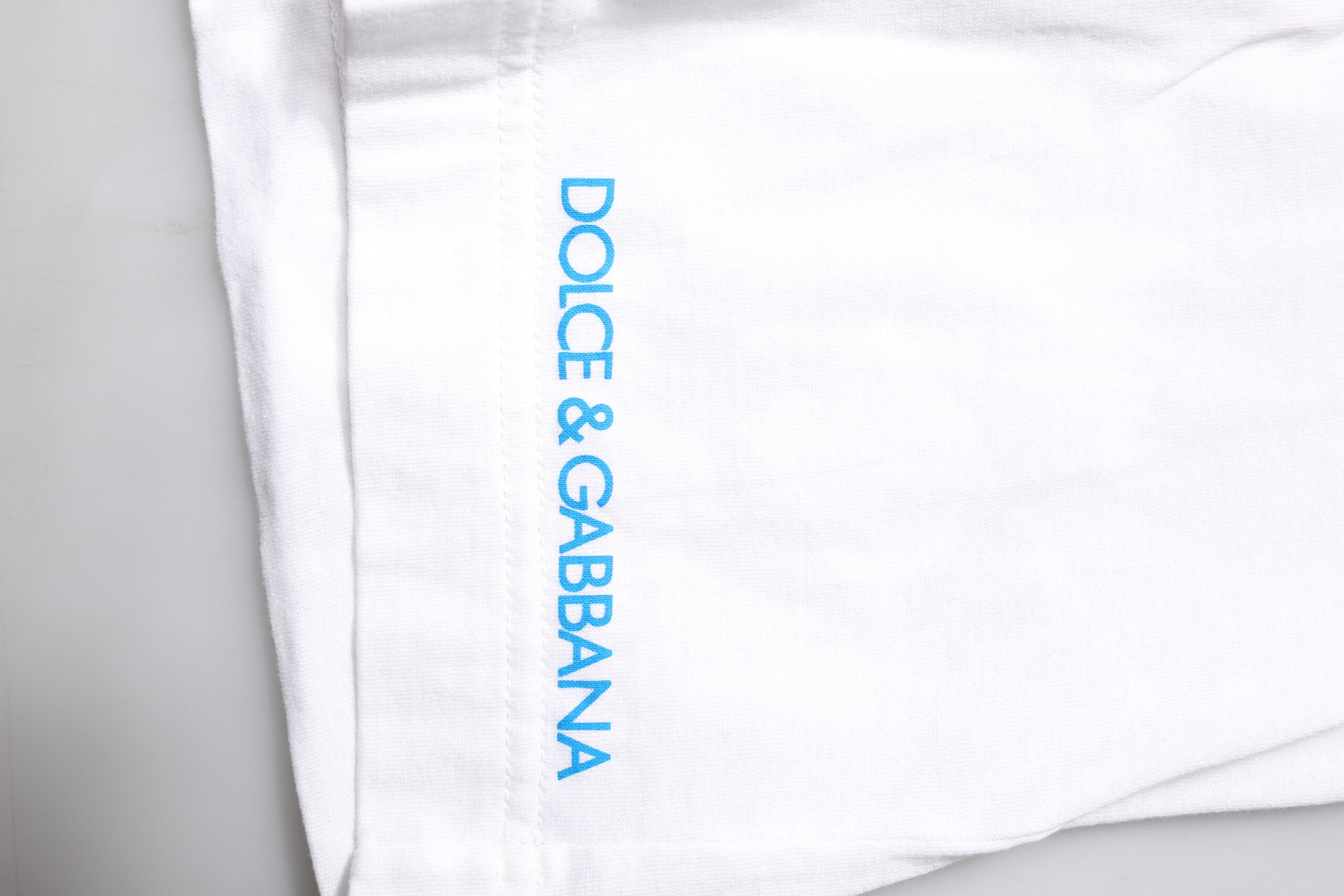 T-shirt en coton blanc Dolce & Gabbana avec impression graphique et col rond, vue de face.