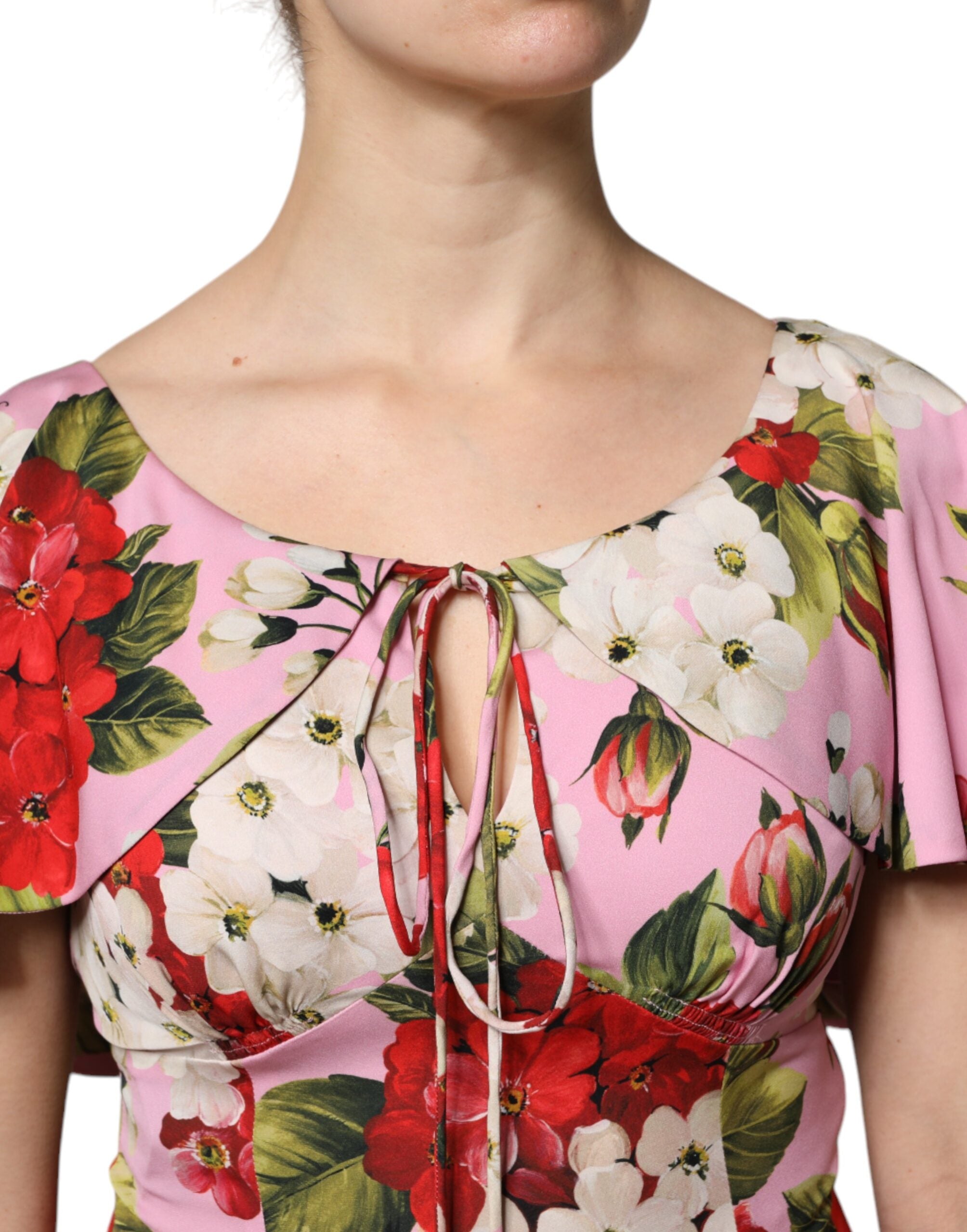 Blouse en soie rose à fleurs Dolce & Gabbana avec manches courtes, détail élégant et tissu fluide visible sur l'image.