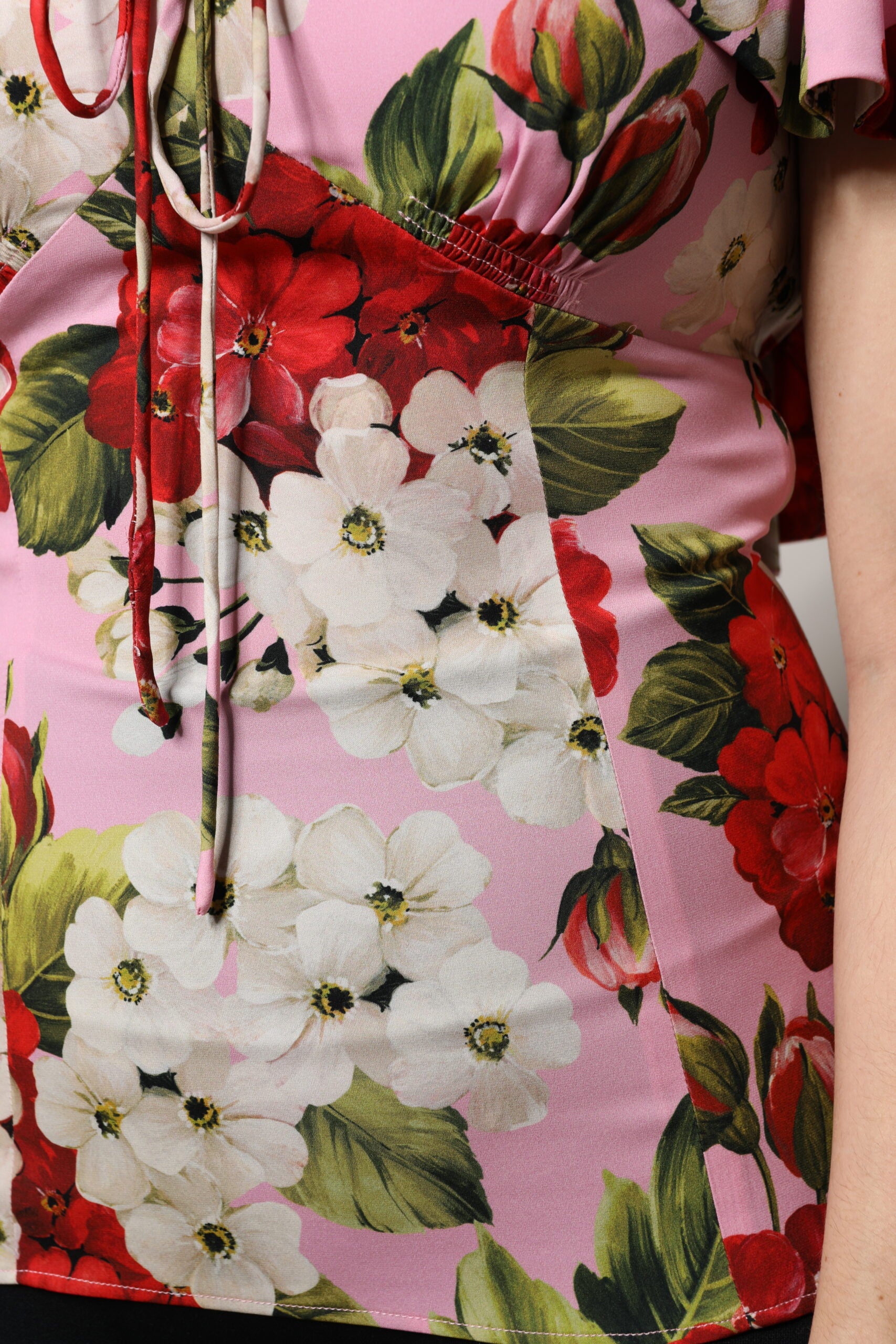 Chemisier en soie rose à fleurs Dolce & Gabbana à manches courtes, élégant top floral pour femme.
