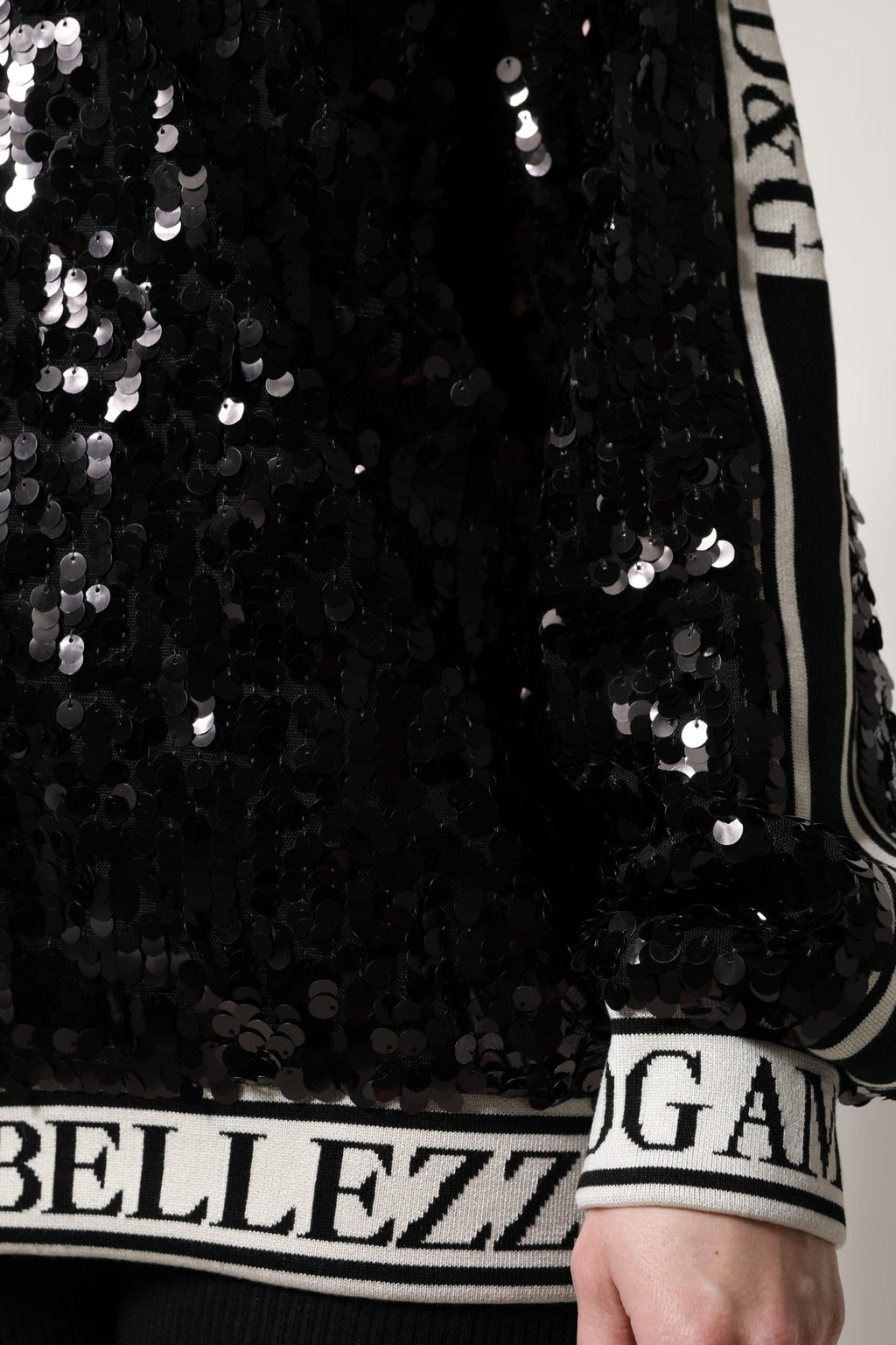 Pull en maille Dolce & Gabbana DG Queen à sequins noirs, style élégant et tendance, visible avec détails scintillants.