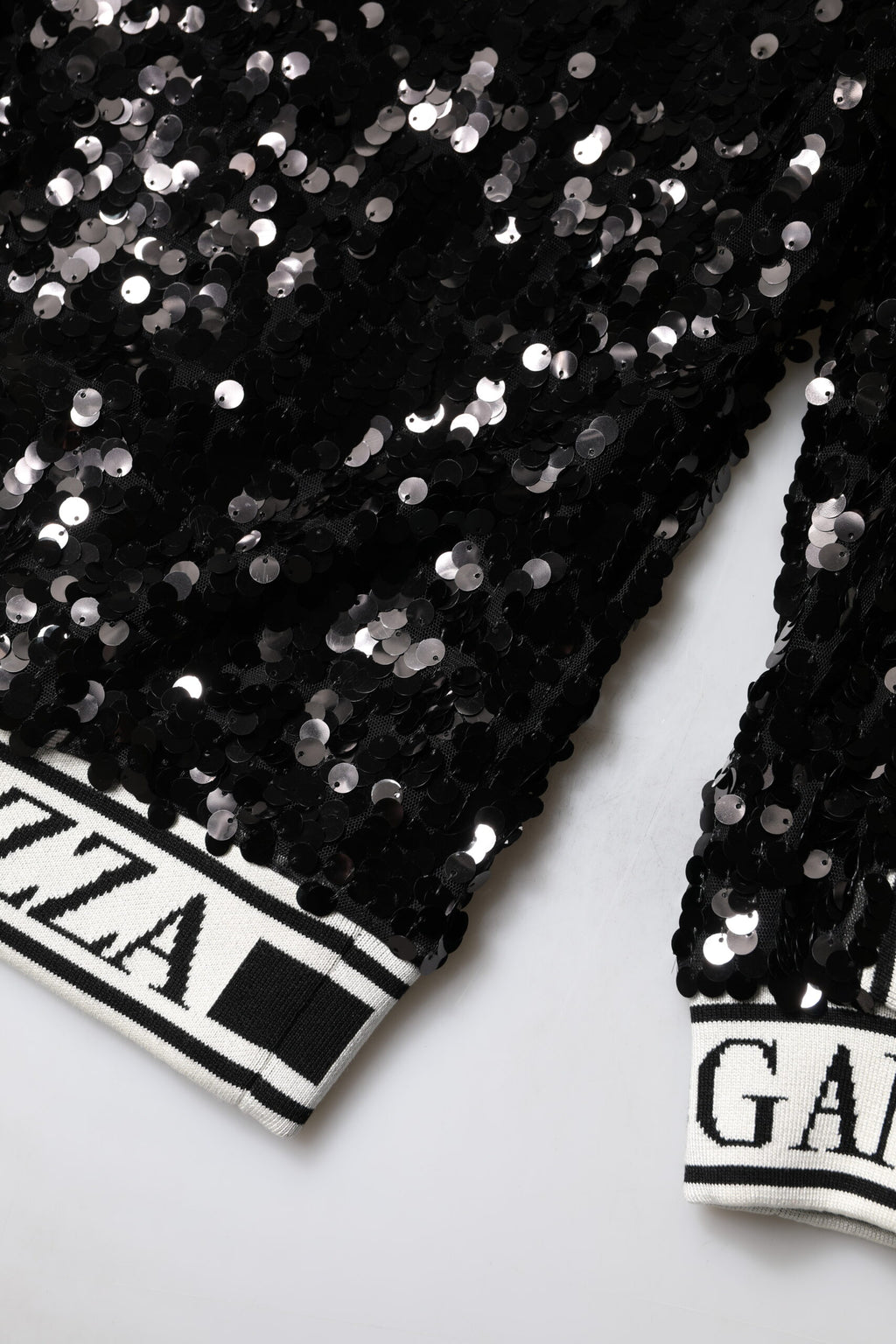 Pull Dolce & Gabbana noir DG Queen à sequins, pull-over élégant avec détails brillants et coupe moderne.