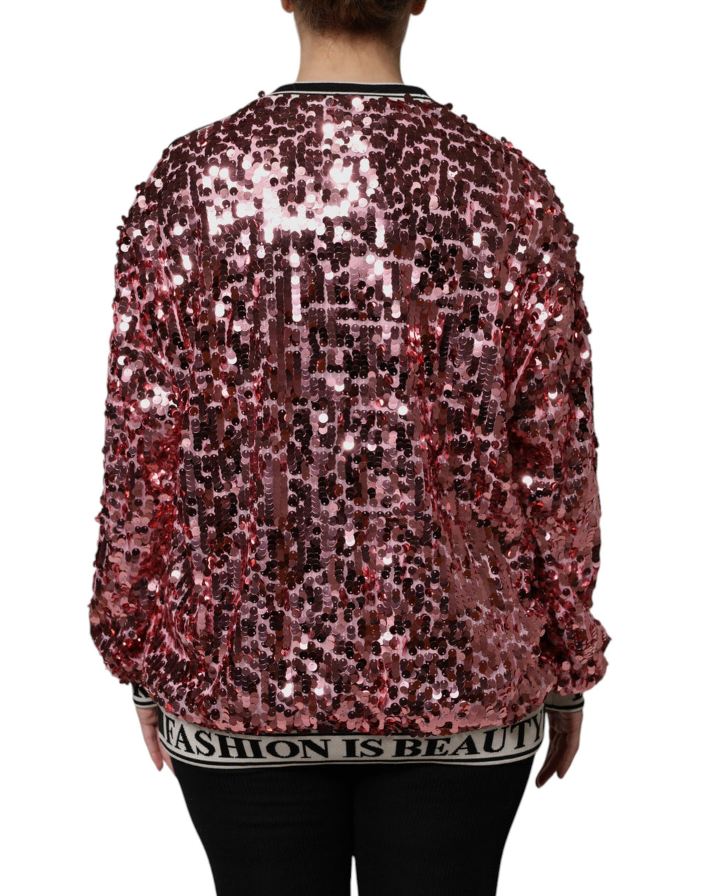 Pull-over Dolce & Gabbana DG Queen en sequins roses rose, douceur et élégance, vue de face sur fond neutre.