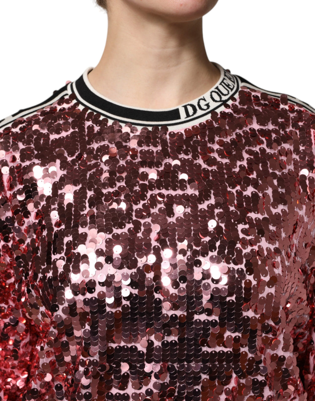 Pull en laine Dolce & Gabbana DG Queen rose à sequins, gros plan sur le pull rose avec détails scintillants.