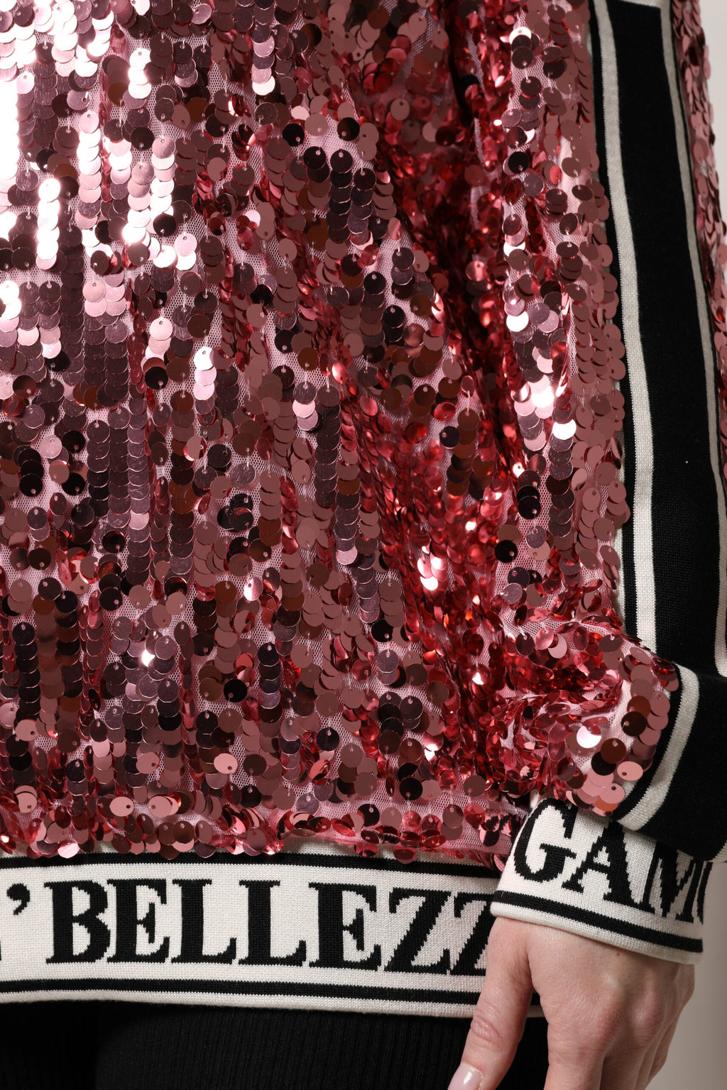 Pull à col rond Dolce & Gabbana DG Queen en sequins roses, pull-over élégant avec détails brillants.