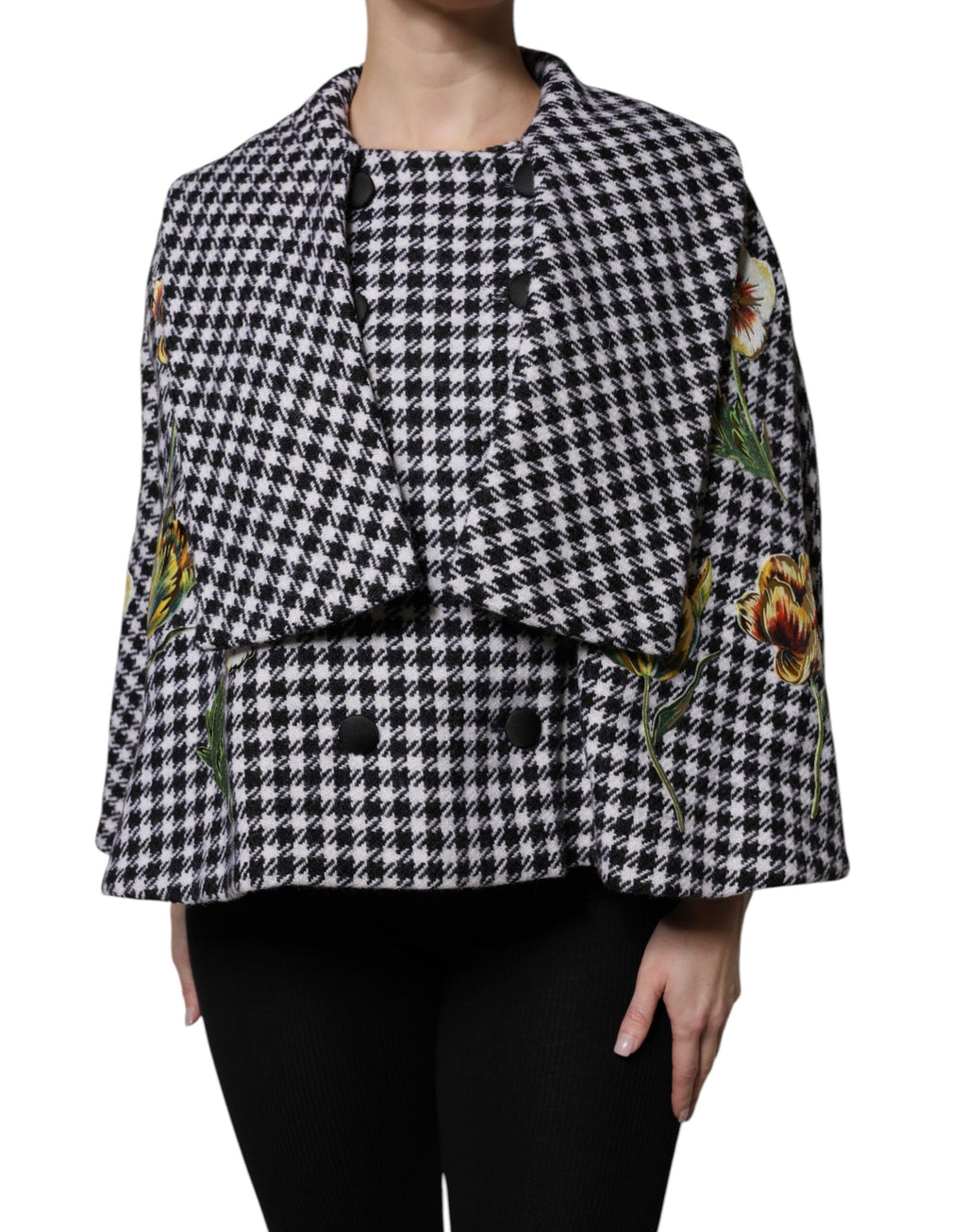 Cape blazer noir et blanc à motif floral monochrome de Dolce & Gabbana, veste élégante avec détails floraux.