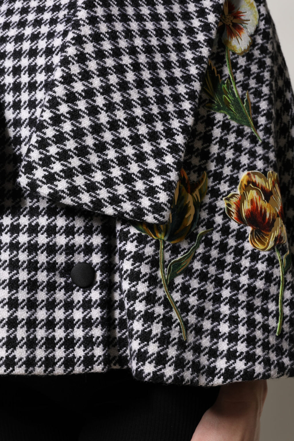 Cape veste à motif floral monochrome noir et blanc de Dolce & Gabbana, élégante et sophistiquée.