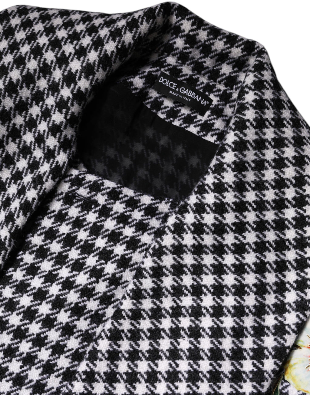 Impression d'ensemble de la cape blazer Dolce & Gabbana à motif floral monochrome noir et blanc, portée sur un mannequin.