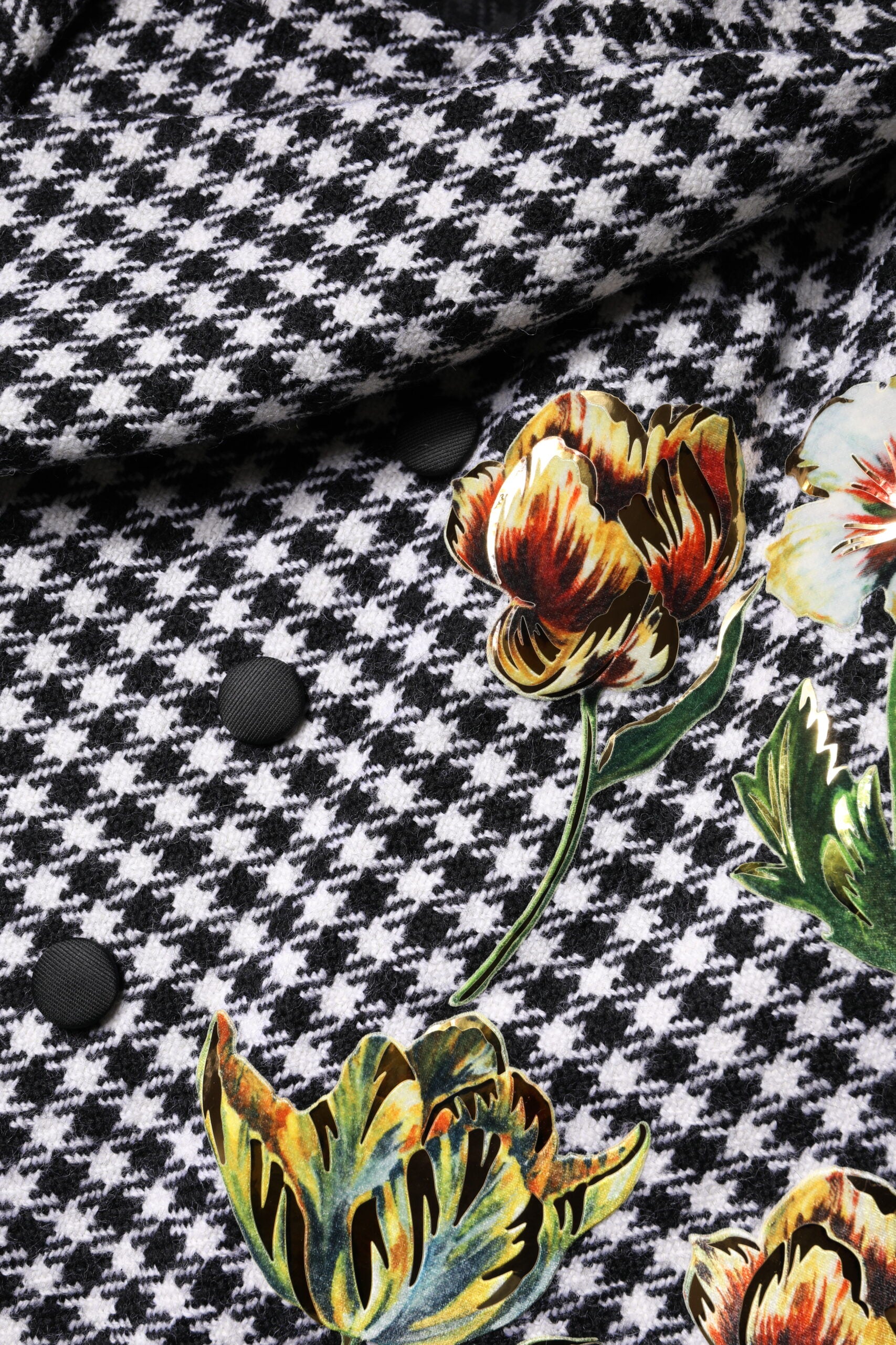 Impression d'une veste cape Dolce & Gabbana à motif floral monochrome noir et blanc, élégante et sophistiquée.